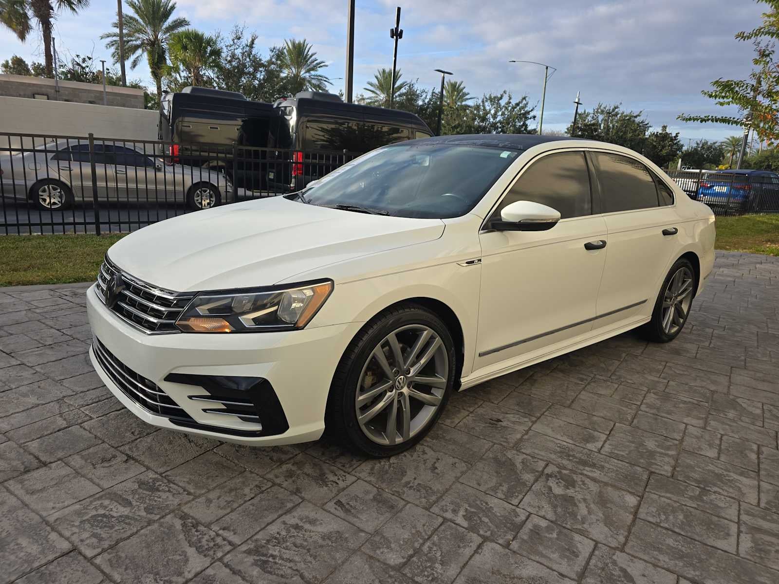 2017 Volkswagen Passat R-Line w/Comfort Pkg