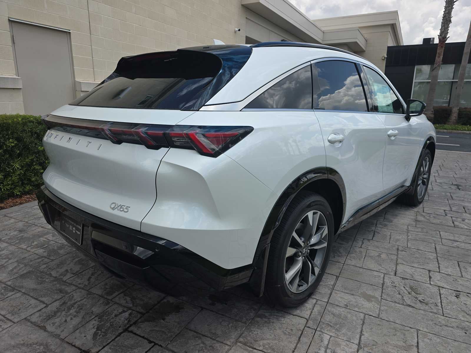 2027 INFINITI QX65 LUXE