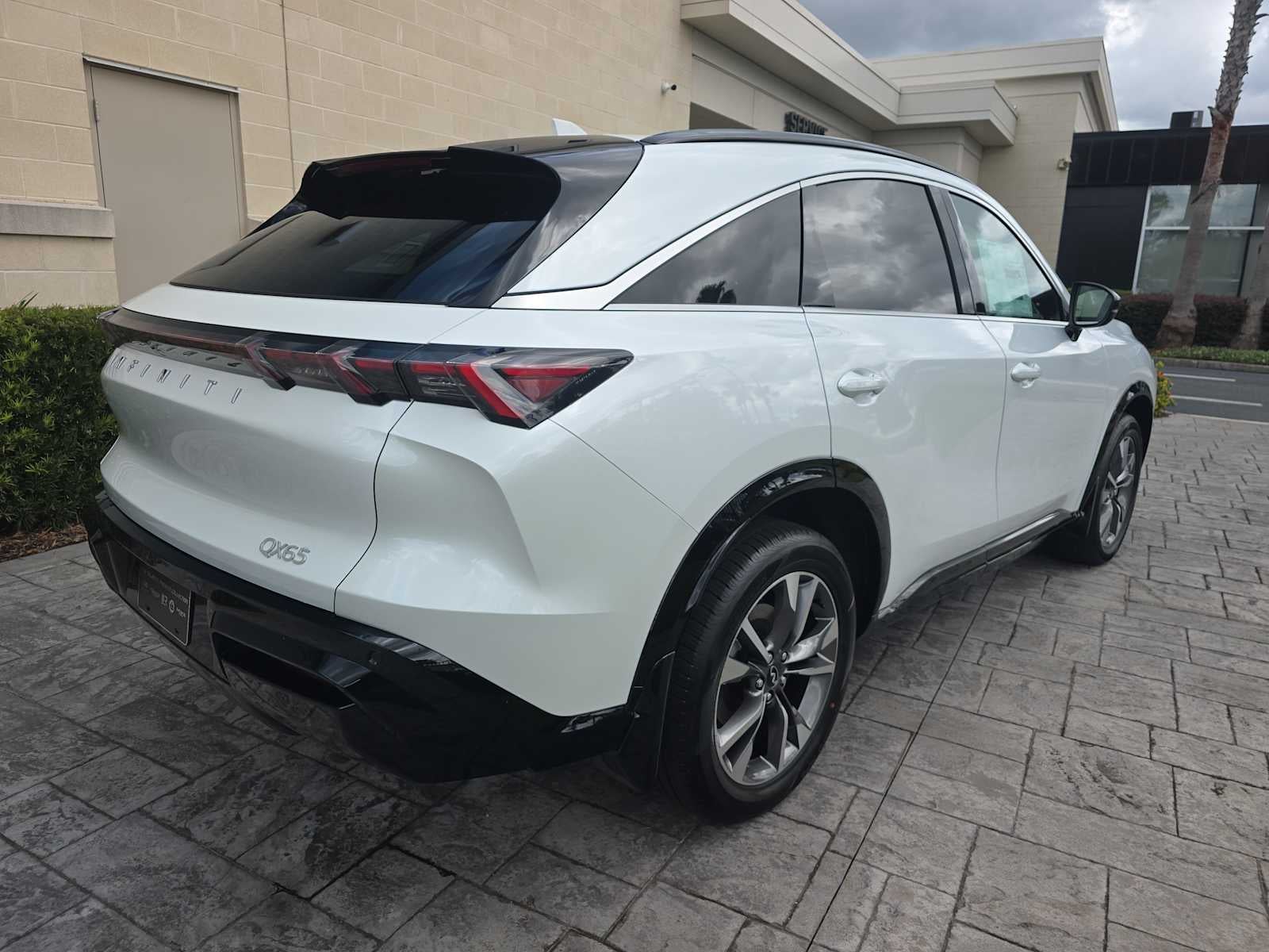 2027 INFINITI QX65 LUXE
