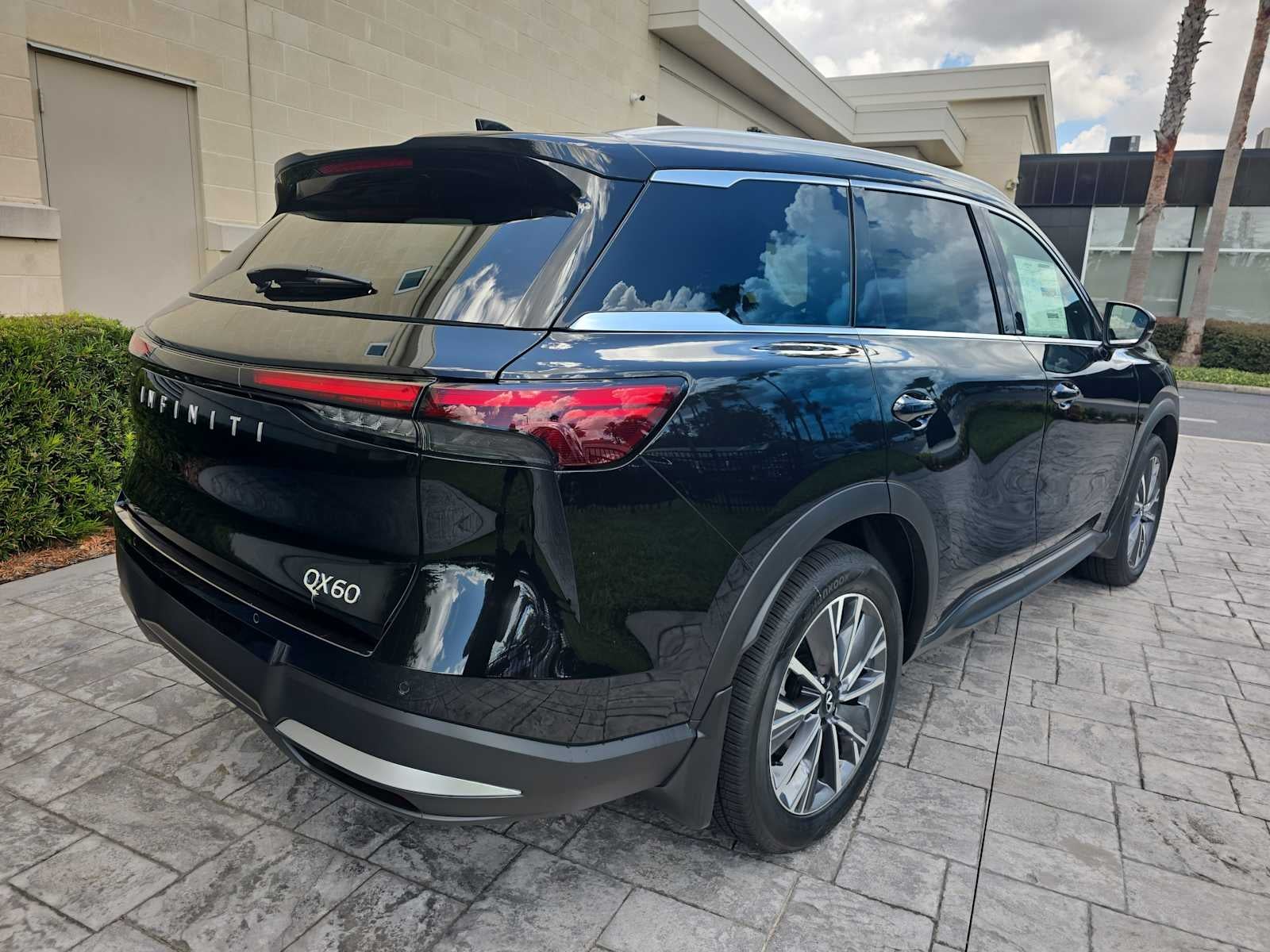 2027 INFINITI QX60 LUXE
