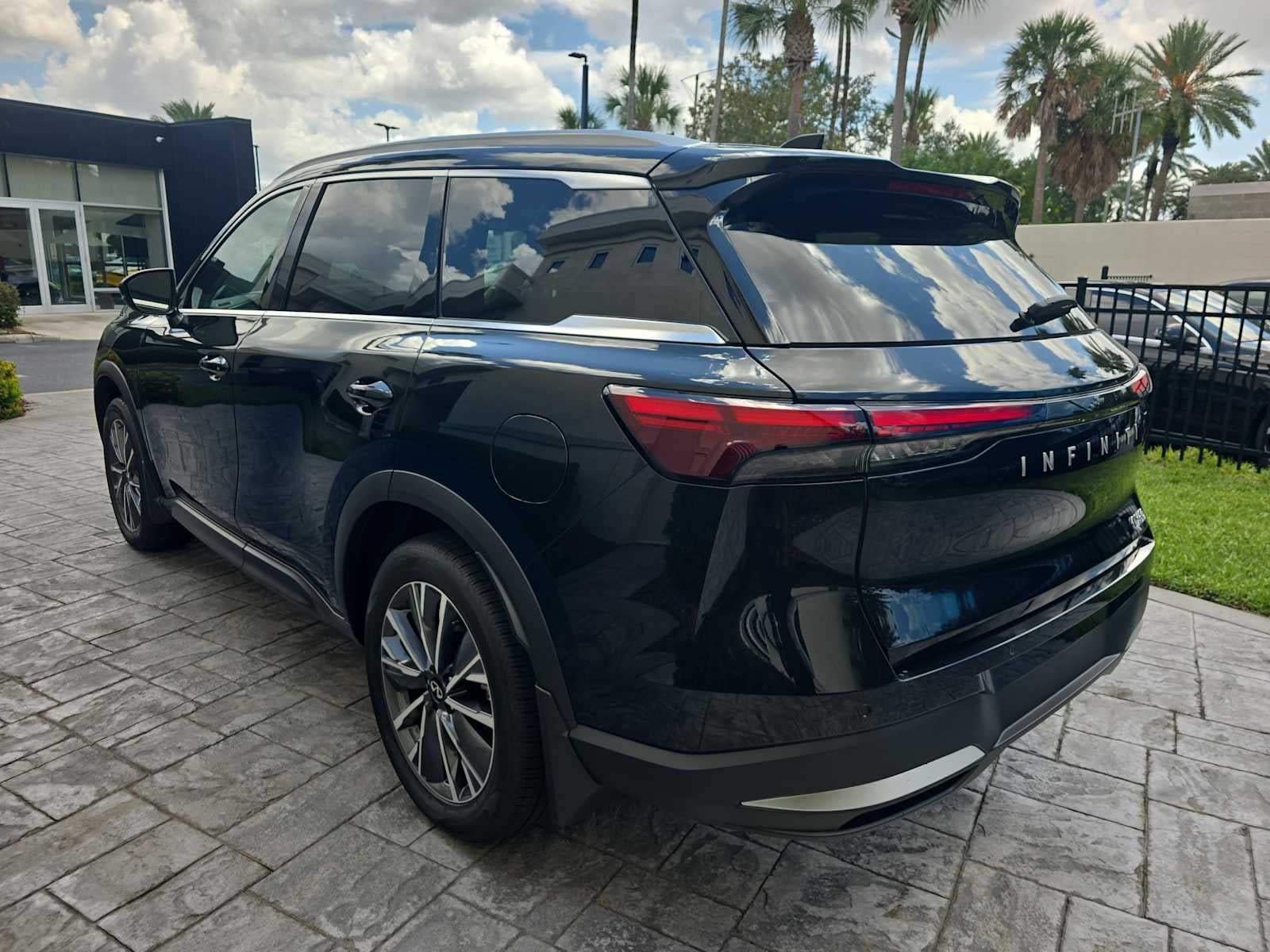 2027 INFINITI QX60 LUXE