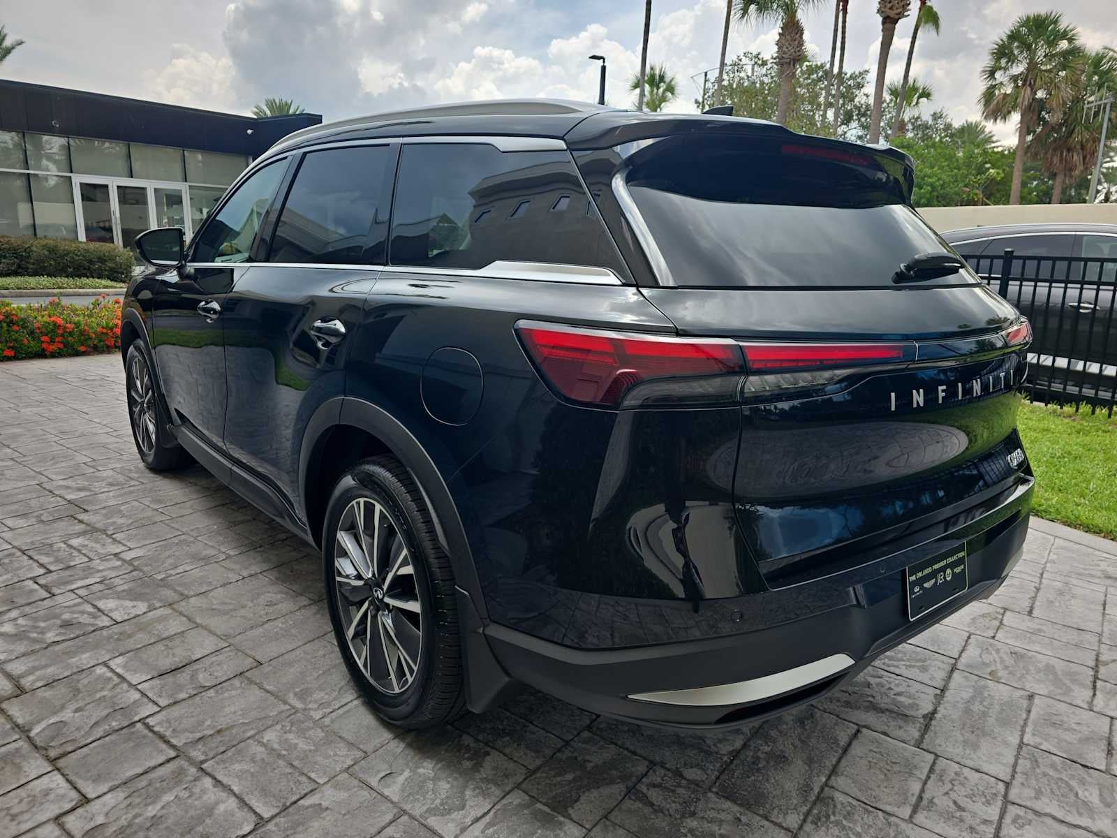 2027 INFINITI QX60 LUXE