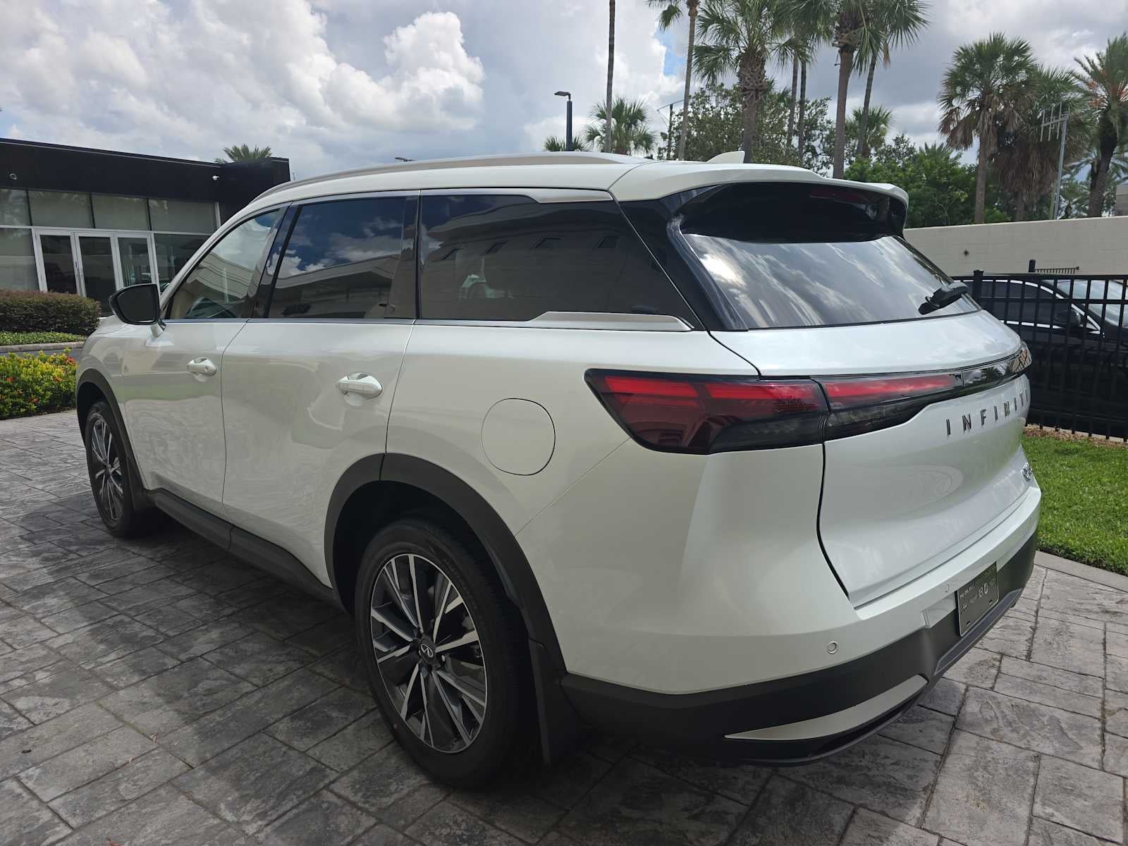 2027 INFINITI QX60 LUXE