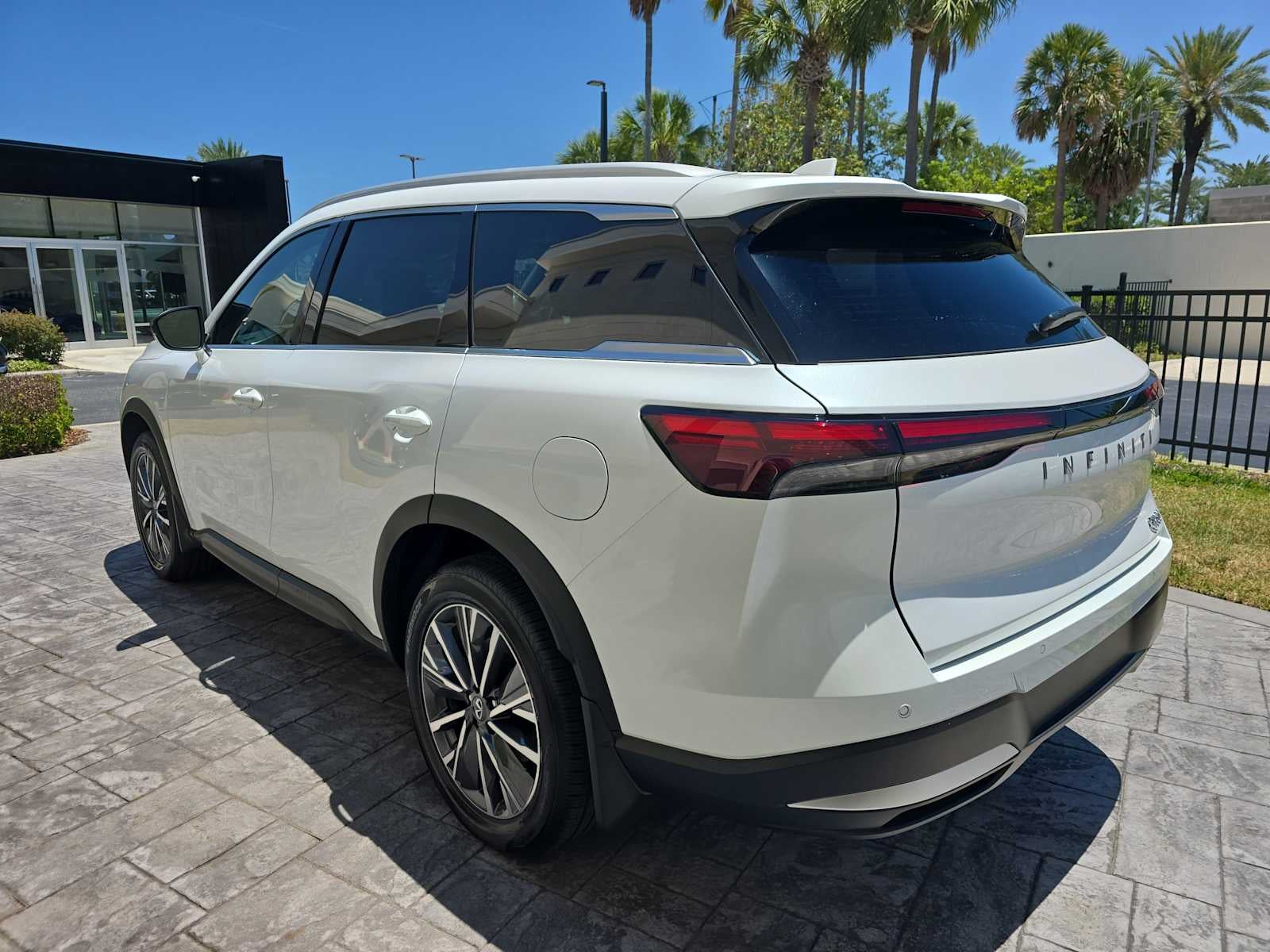 2027 INFINITI QX60 LUXE