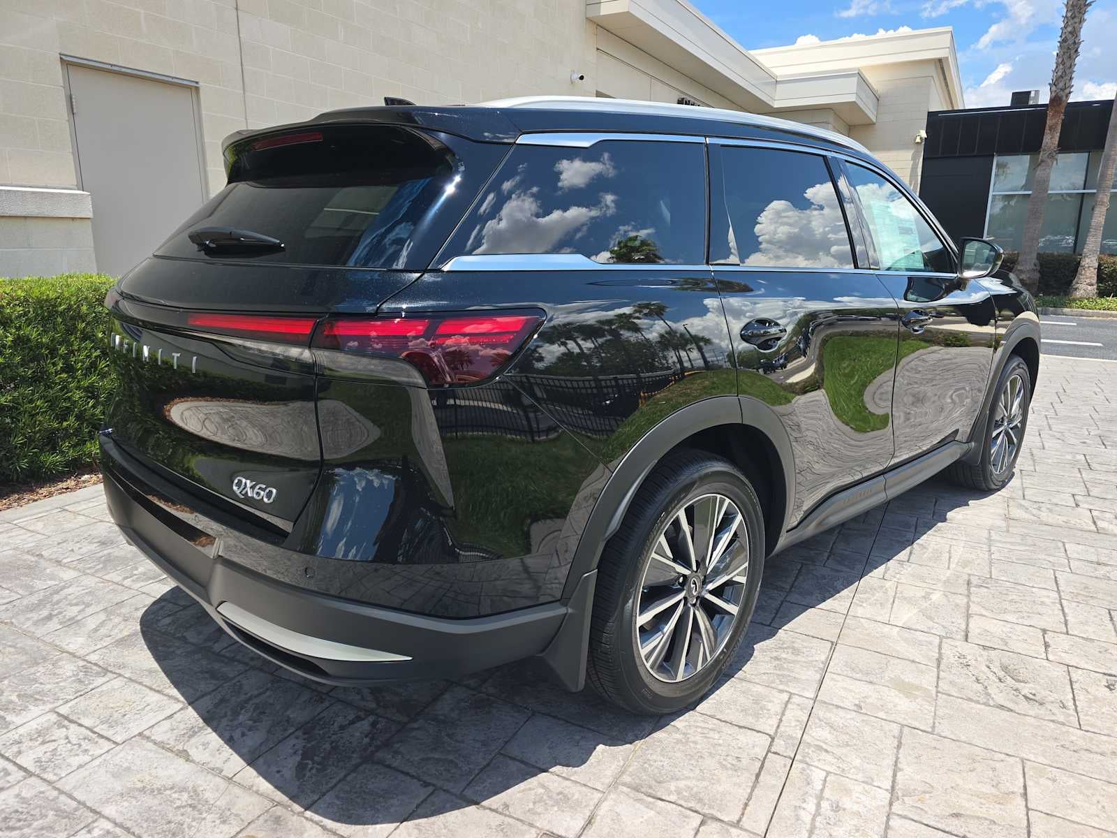 2027 INFINITI QX60 LUXE