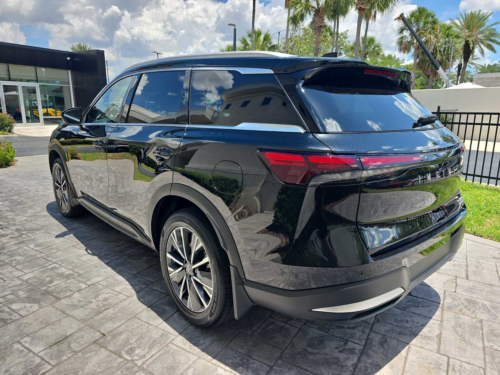 2027 INFINITI QX60 LUXE