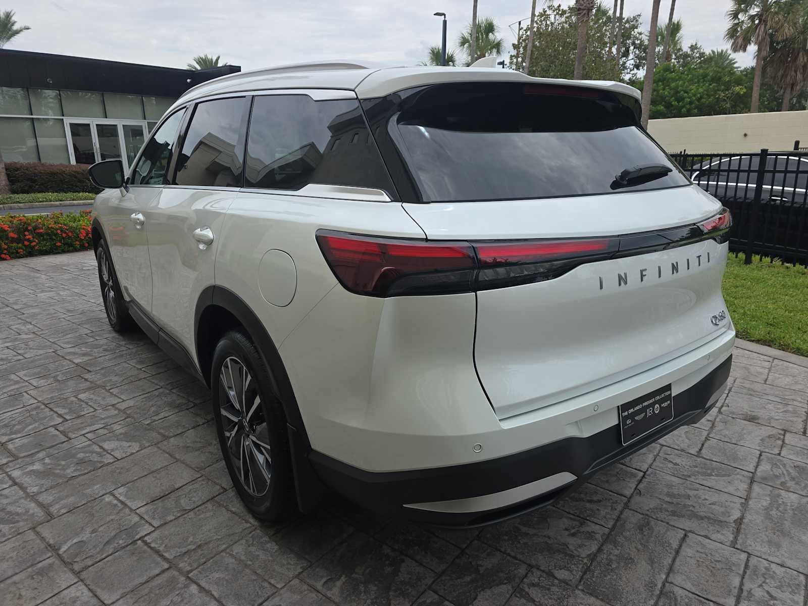 2027 INFINITI QX60 LUXE