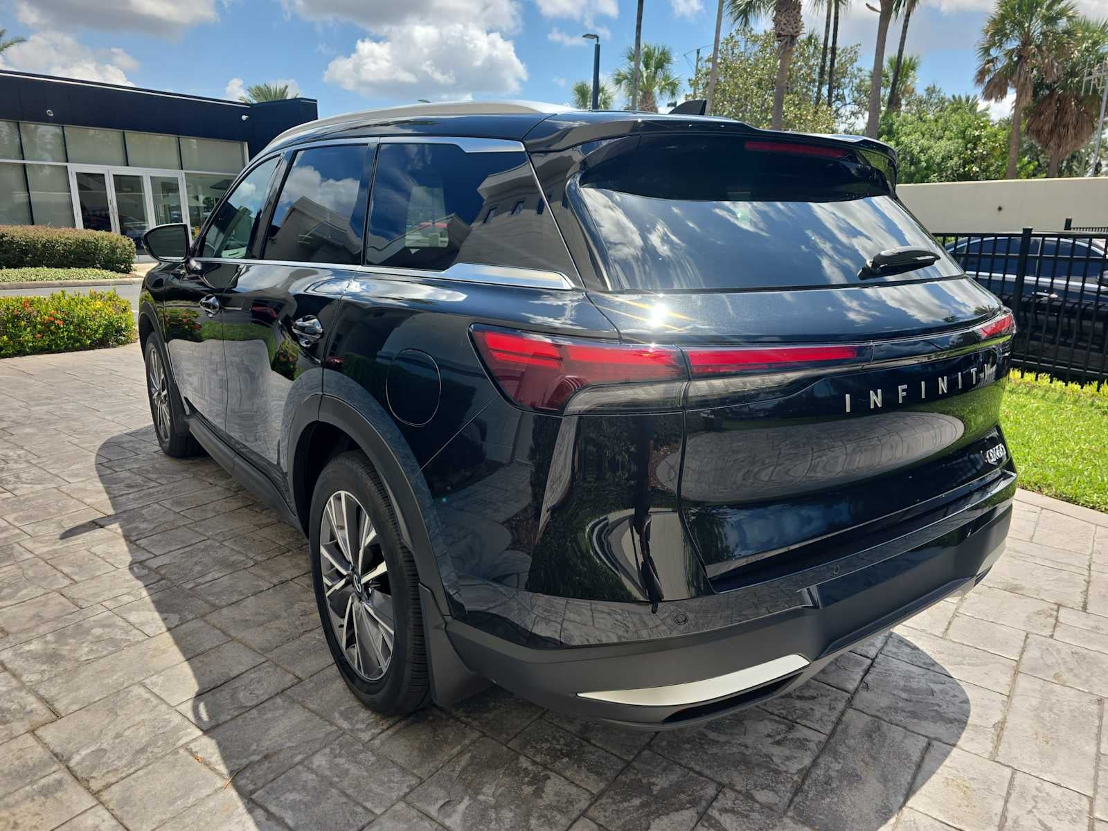 2027 INFINITI QX60 LUXE