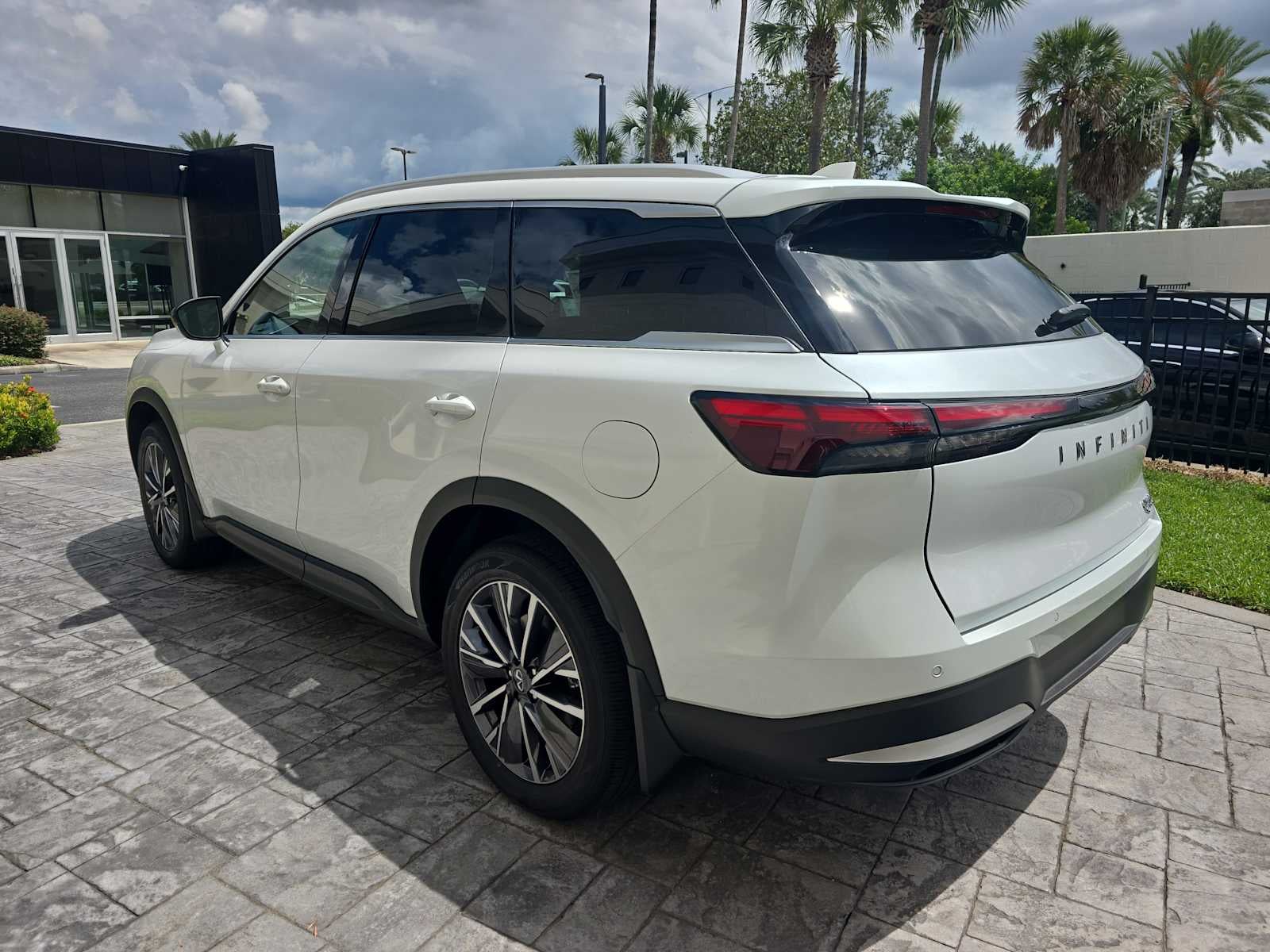 2027 INFINITI QX60 LUXE