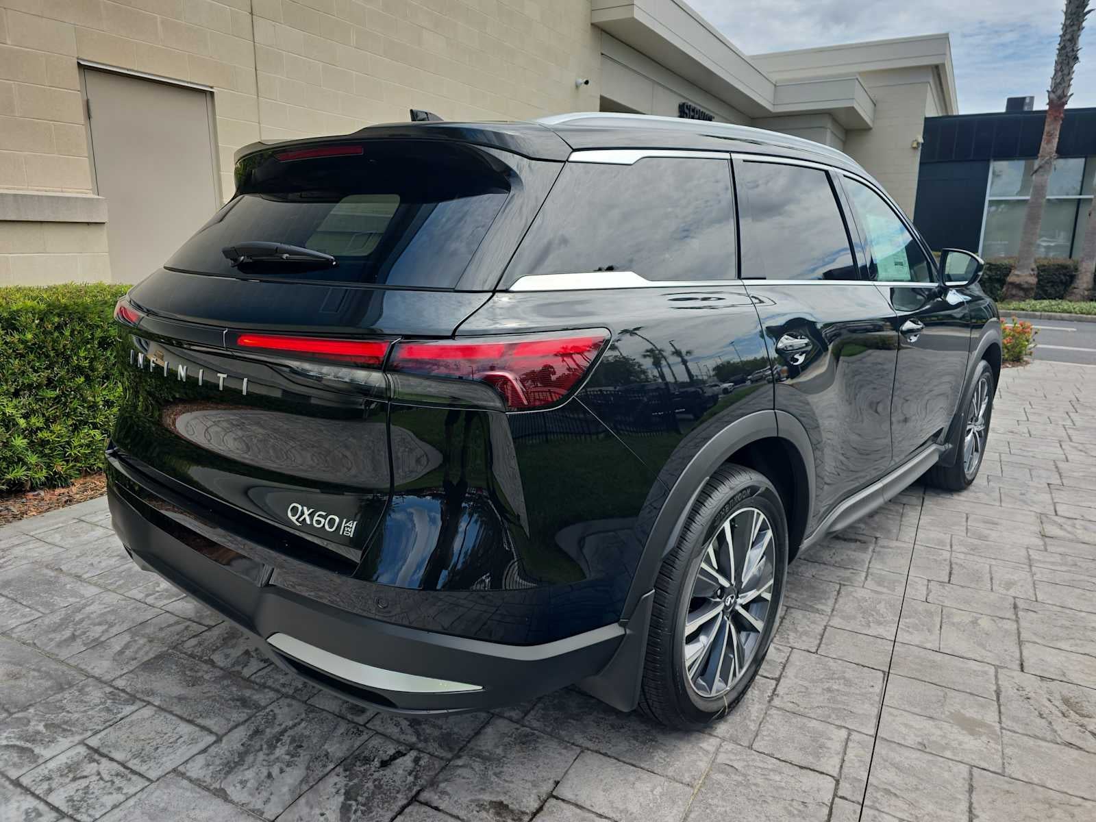 2027 INFINITI QX60 LUXE