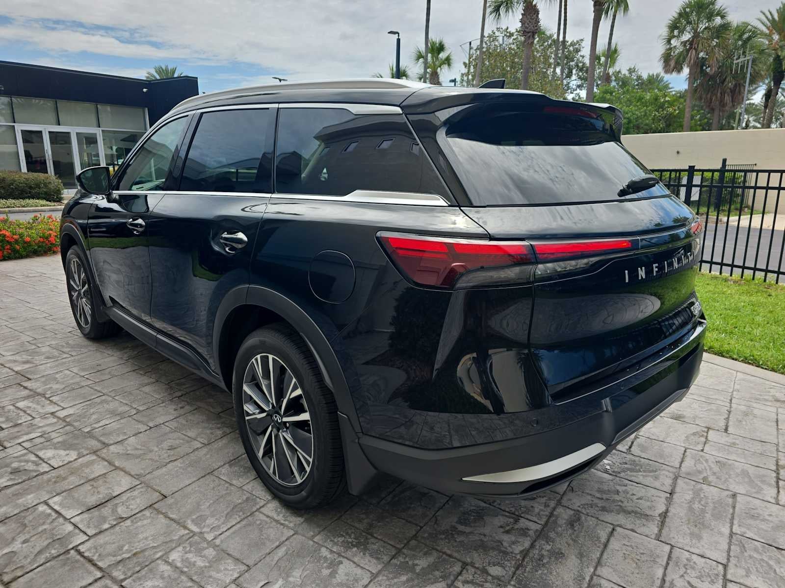 2027 INFINITI QX60 LUXE
