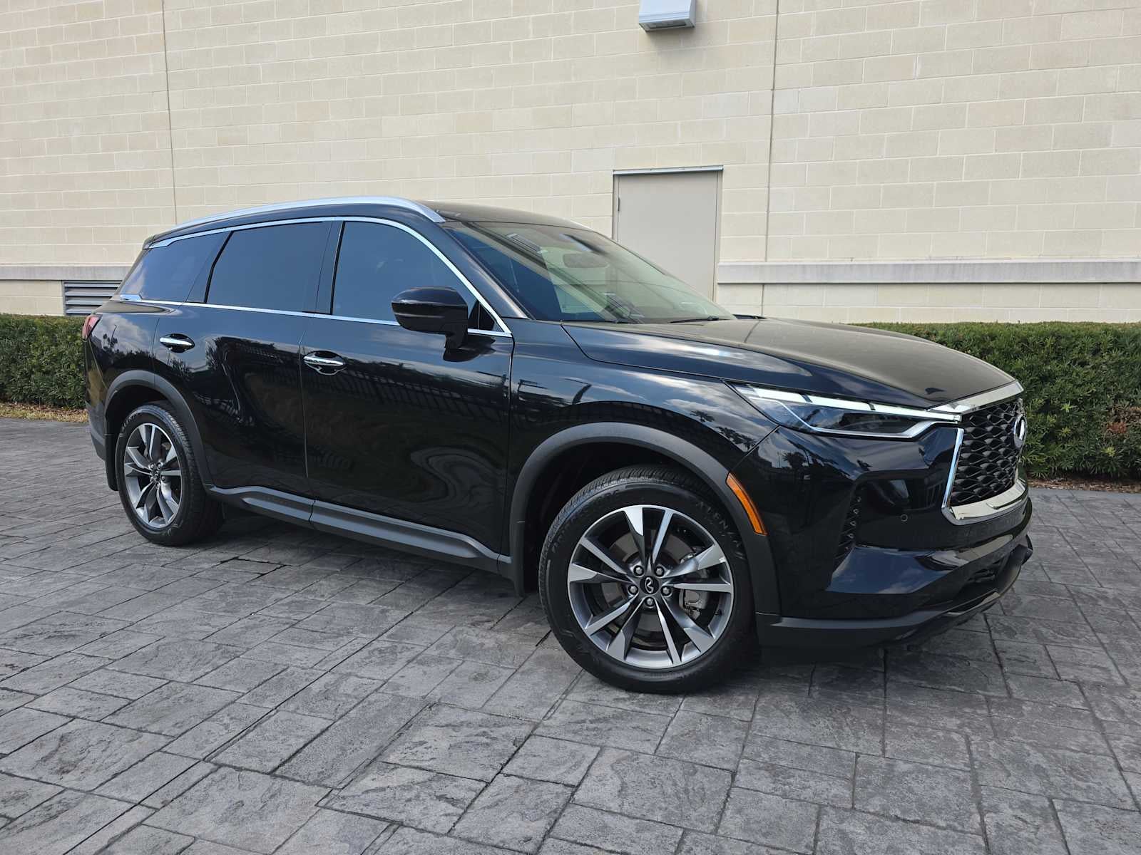 2025 INFINITI QX60 LUXE