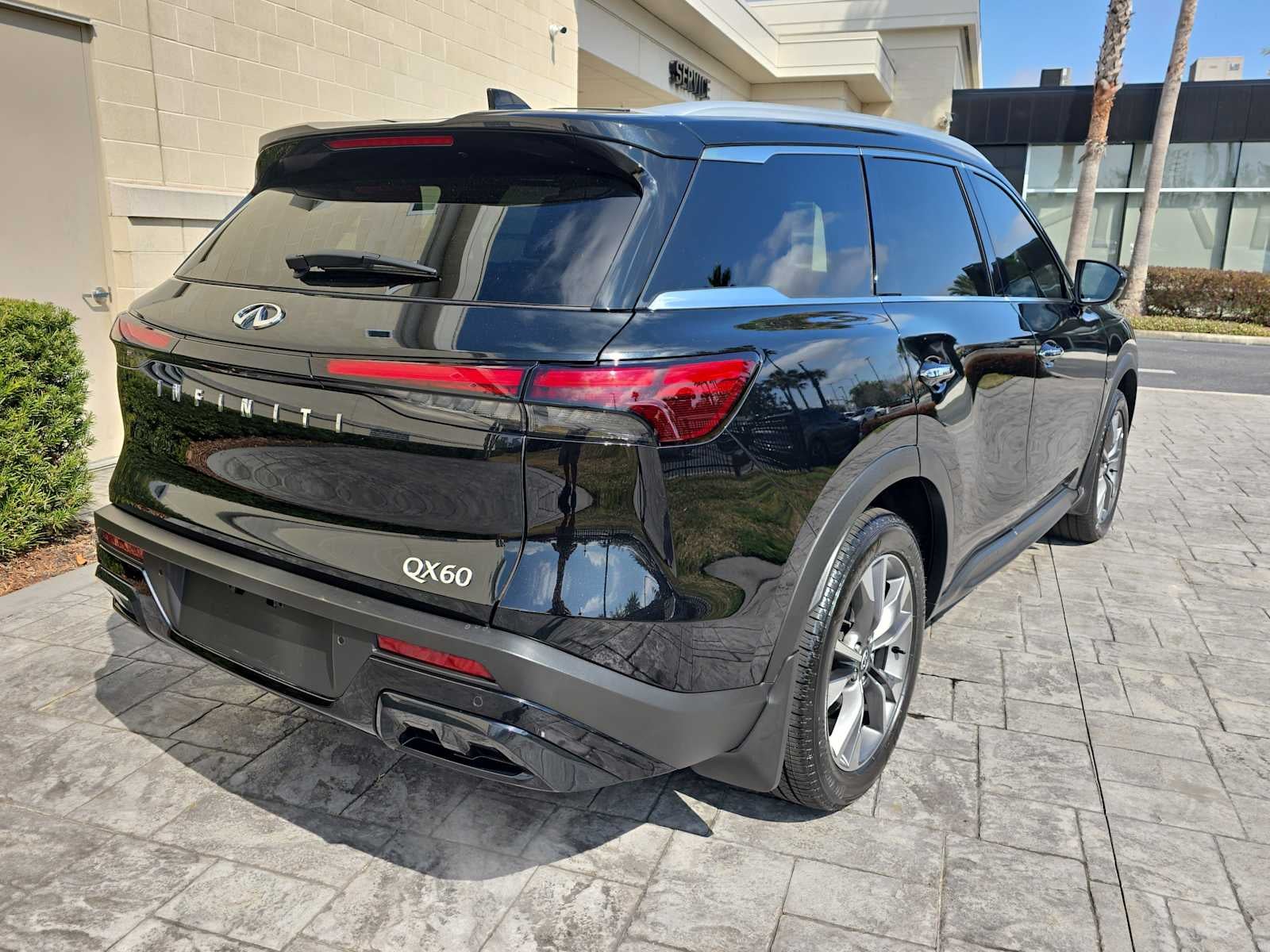 2025 INFINITI QX60 LUXE