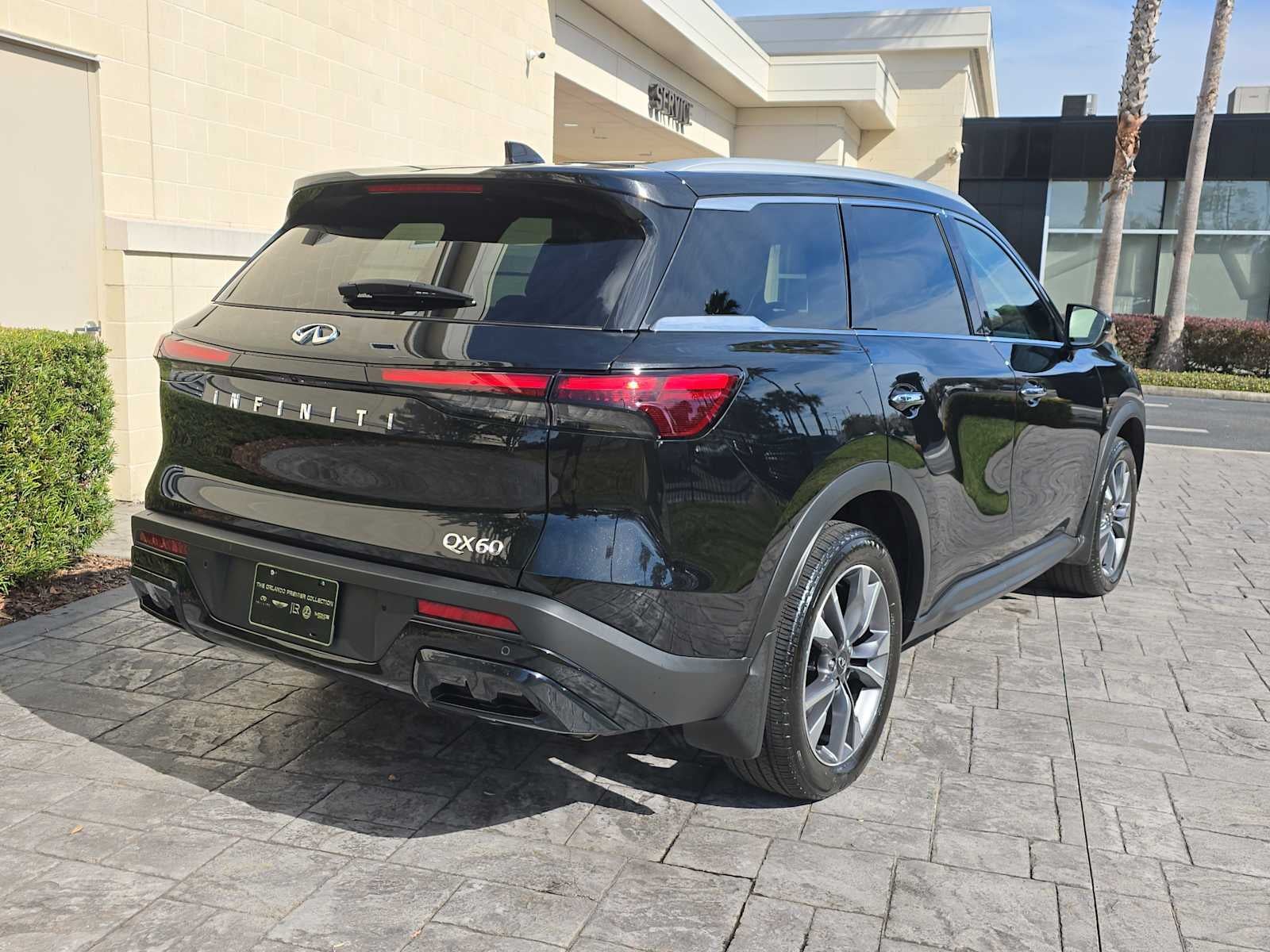 2025 INFINITI QX60 LUXE