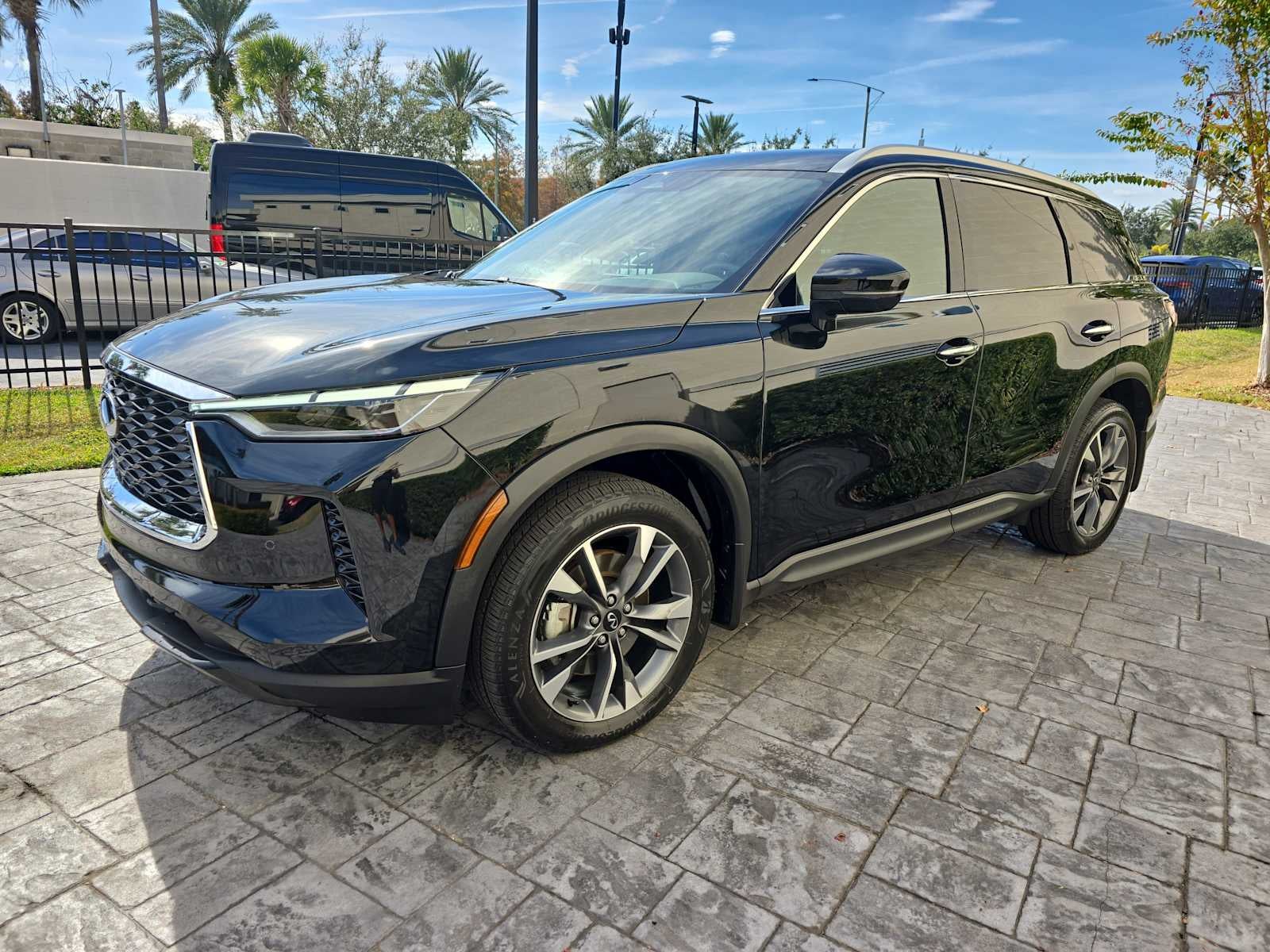 2025 INFINITI QX60 LUXE
