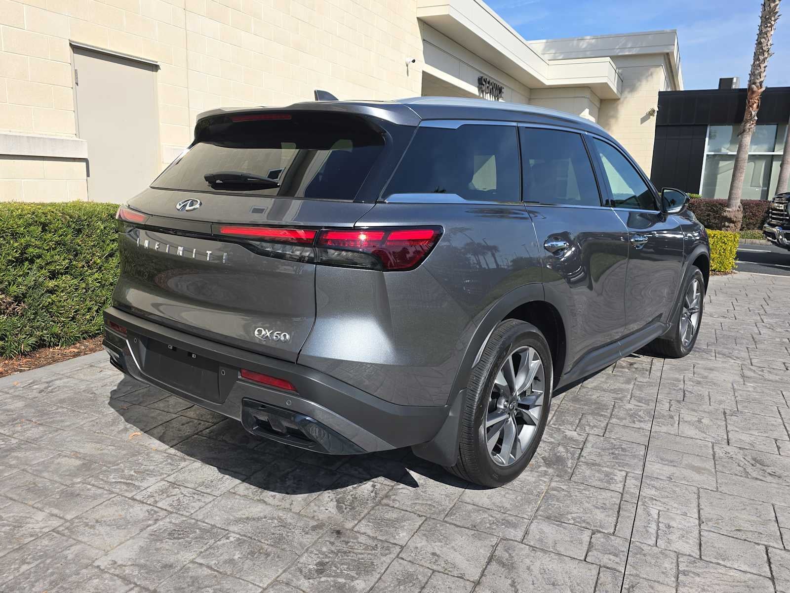 2025 INFINITI QX60 LUXE