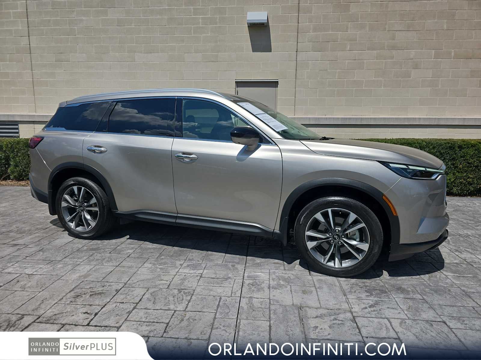 2025 INFINITI QX60 LUXE