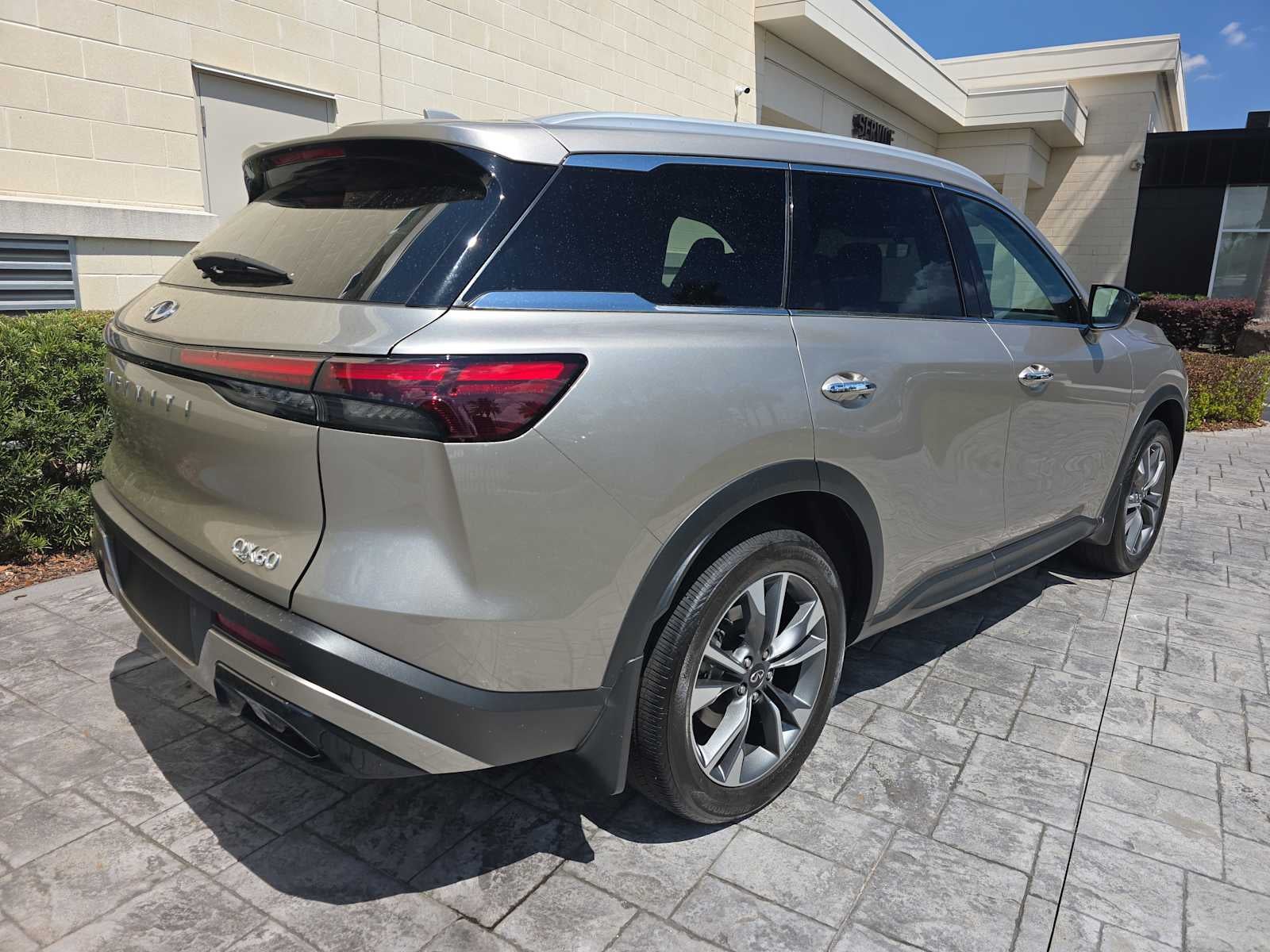 2025 INFINITI QX60 LUXE