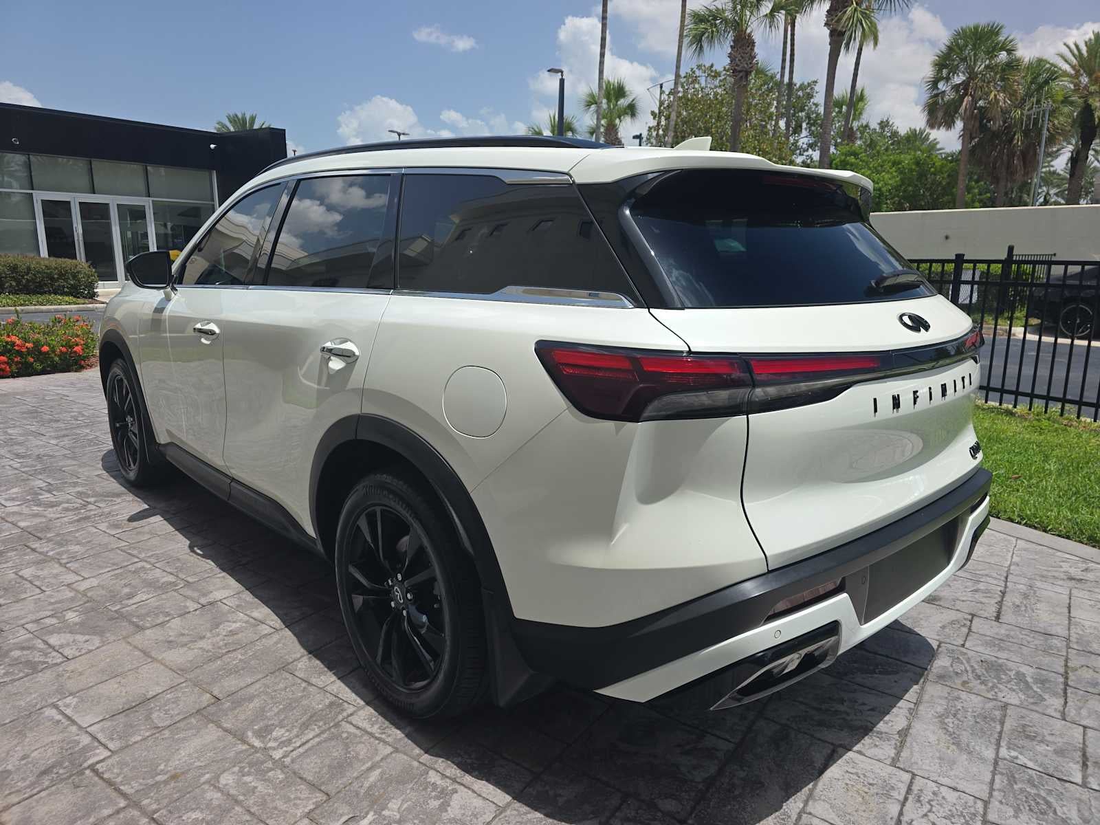 2025 INFINITI QX60 LUXE