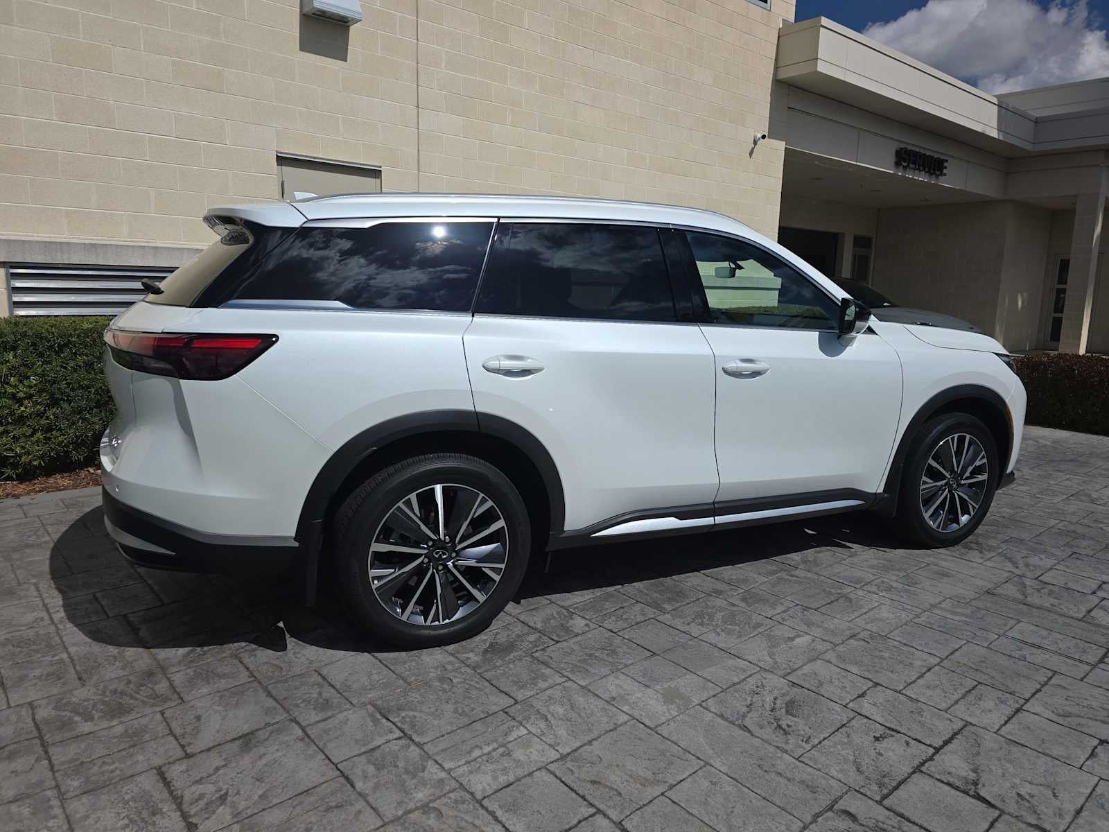 2026 INFINITI QX60 LUXE