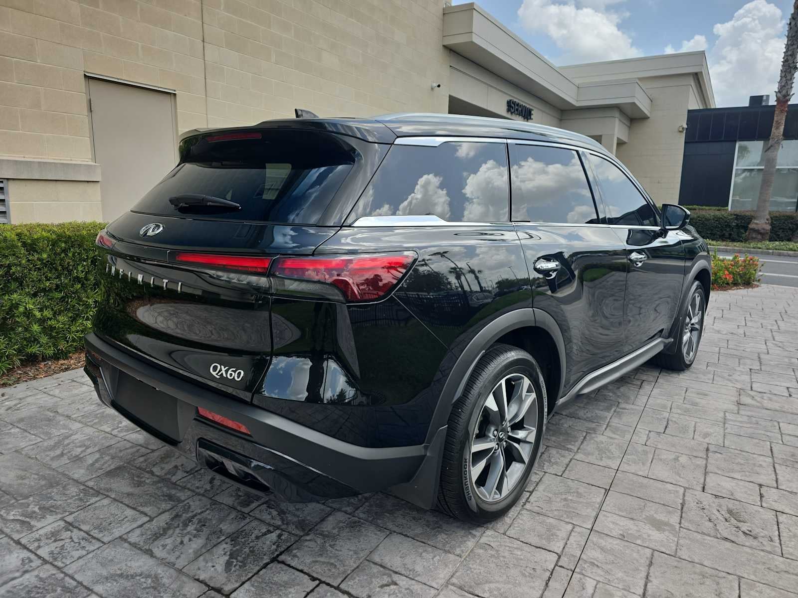 2025 INFINITI QX60 LUXE
