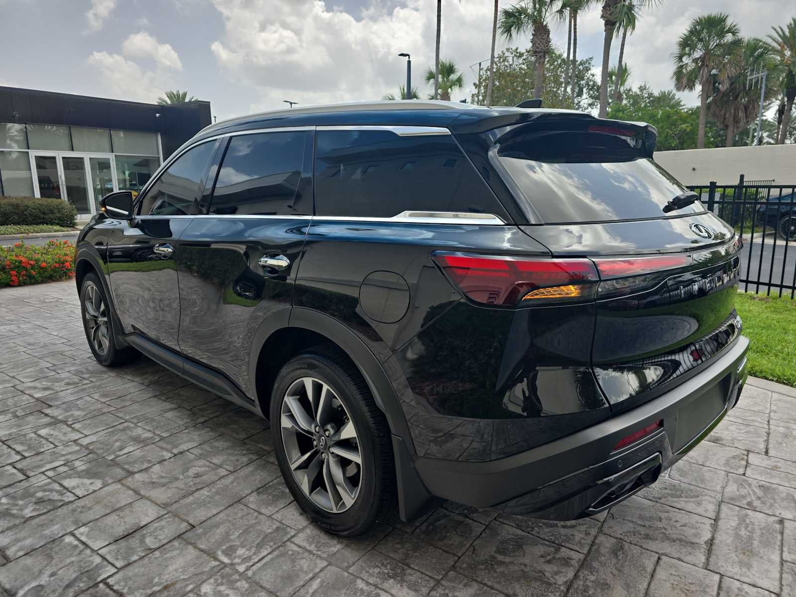 2025 INFINITI QX60 LUXE
