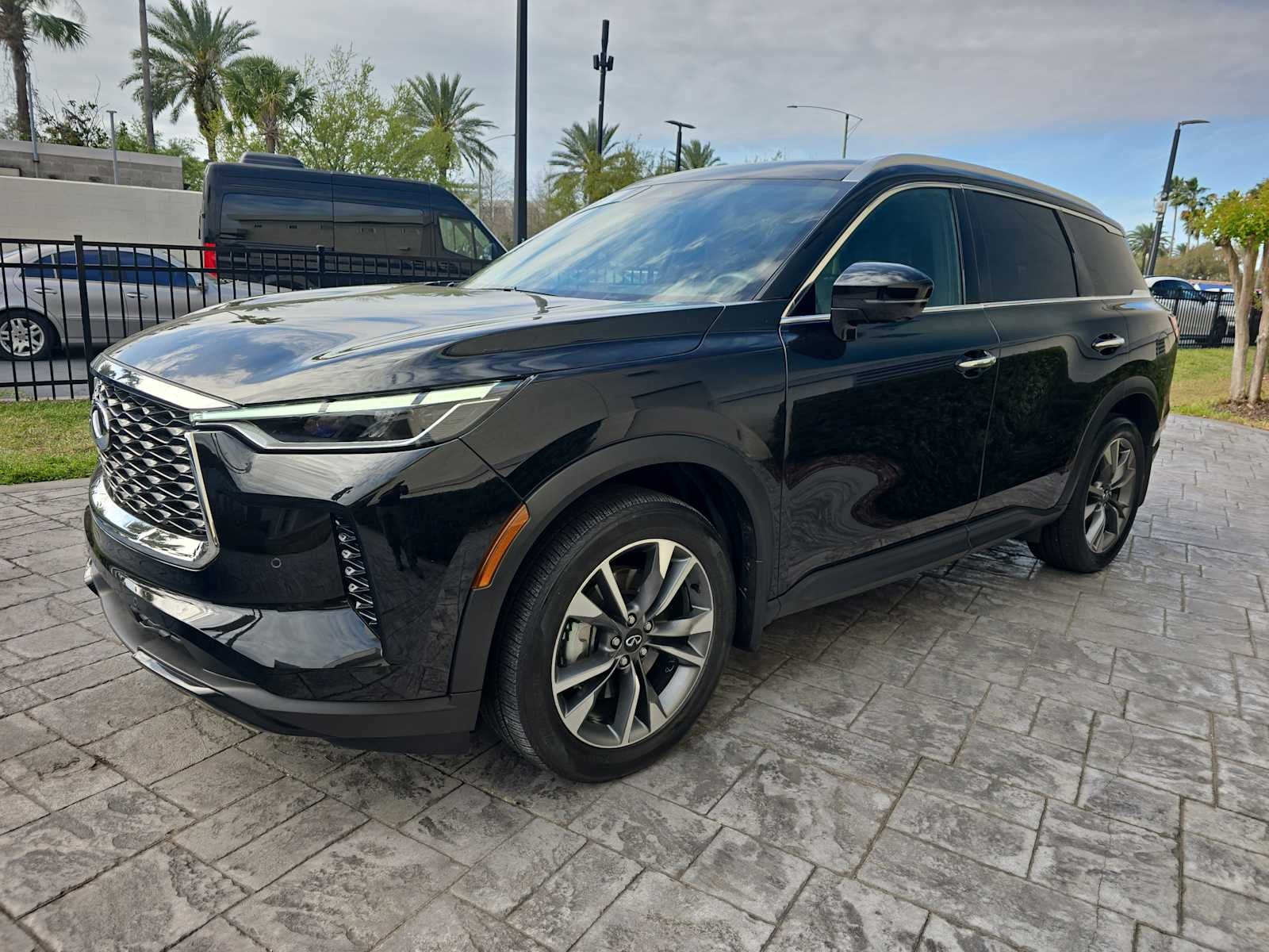 2025 INFINITI QX60 LUXE