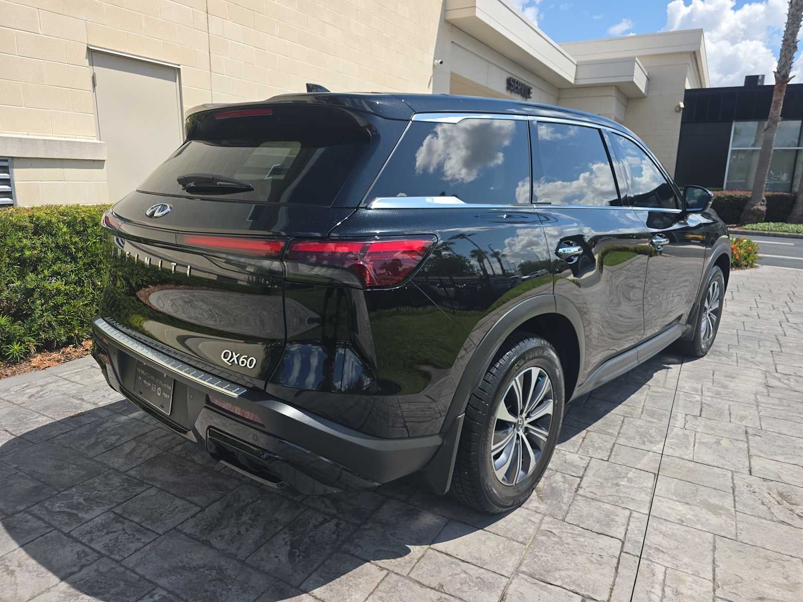 2023 INFINITI QX60 PURE