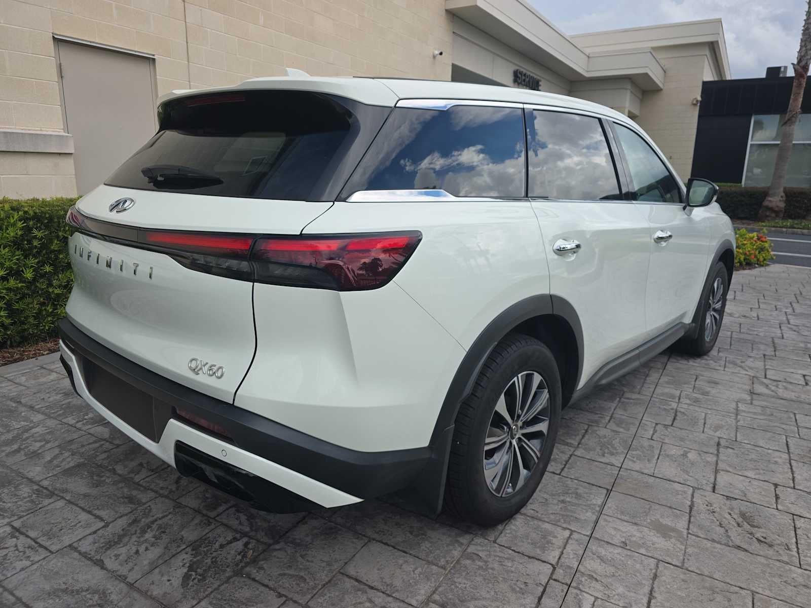 2024 INFINITI QX60 PURE