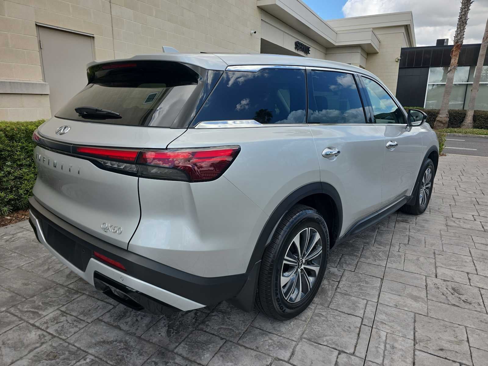 2023 INFINITI QX60 PURE