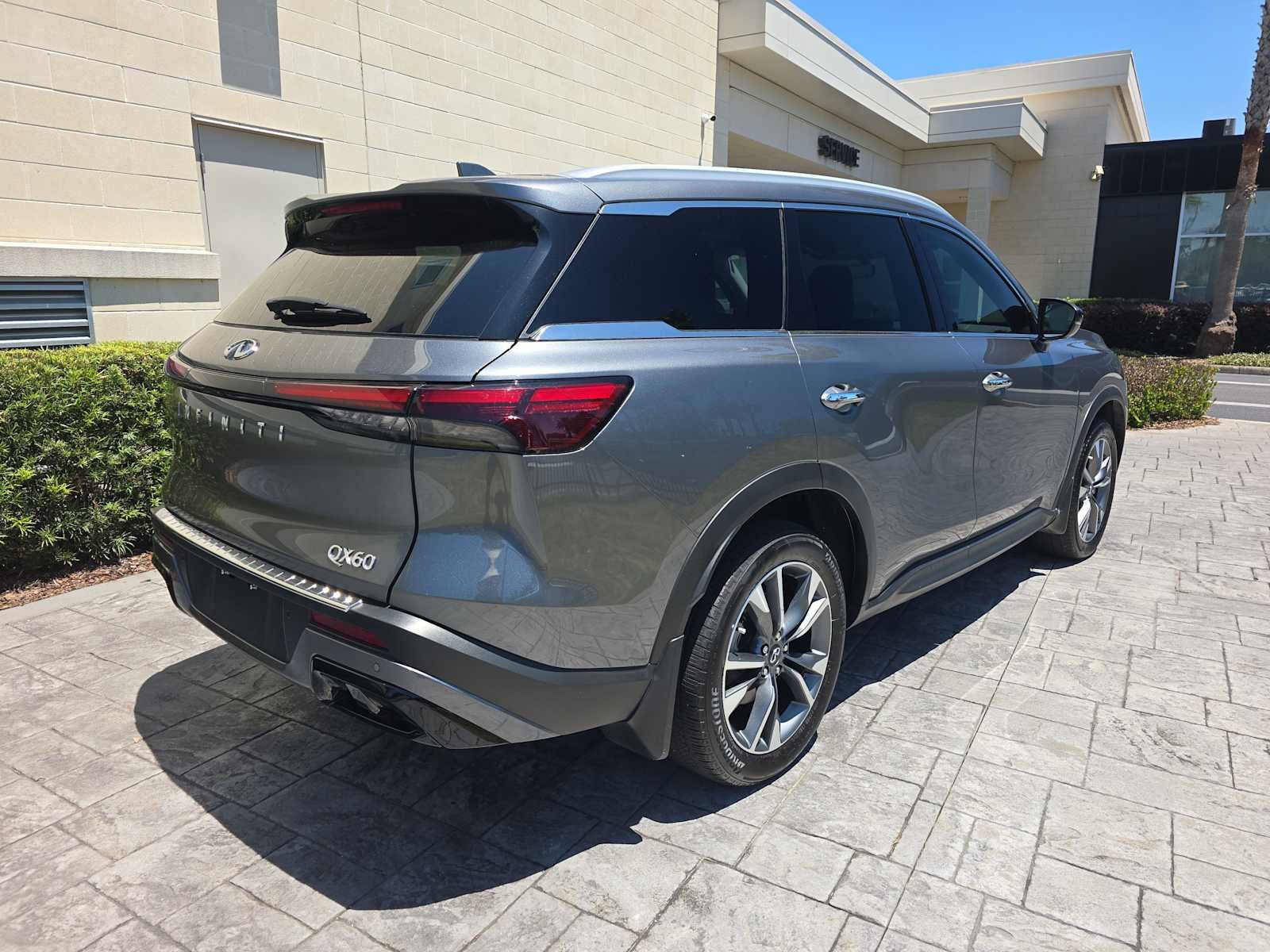 2023 INFINITI QX60 LUXE