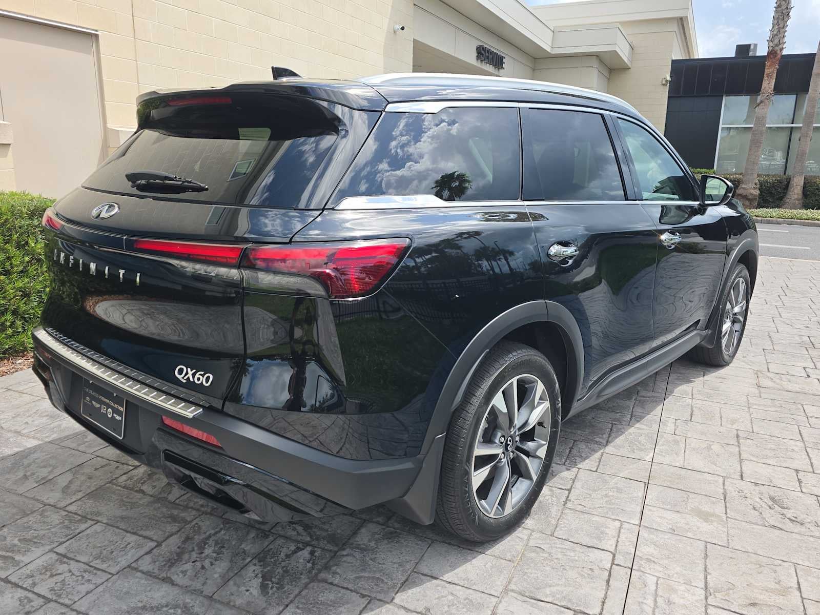 2023 INFINITI QX60 LUXE