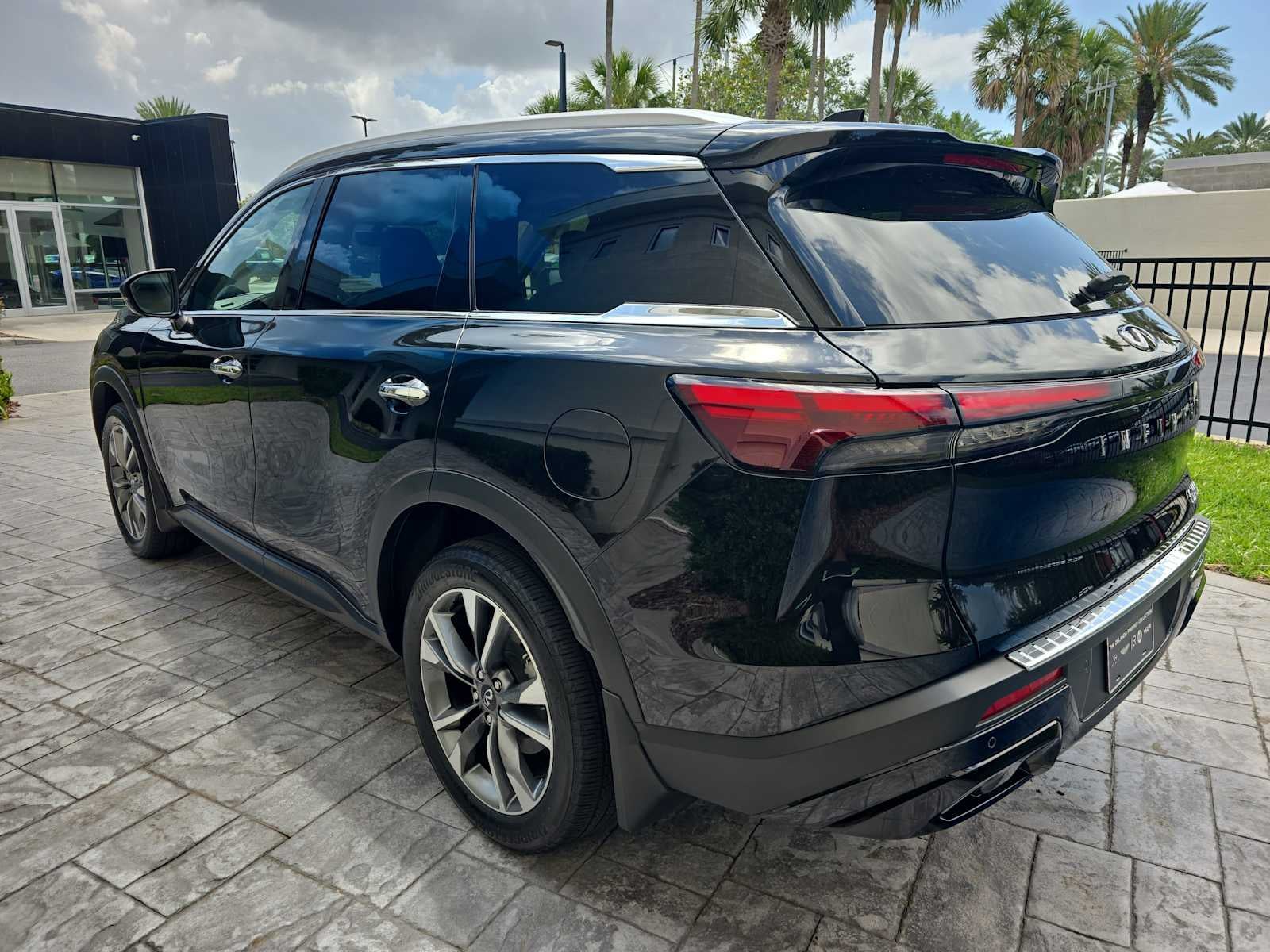 2023 INFINITI QX60 LUXE