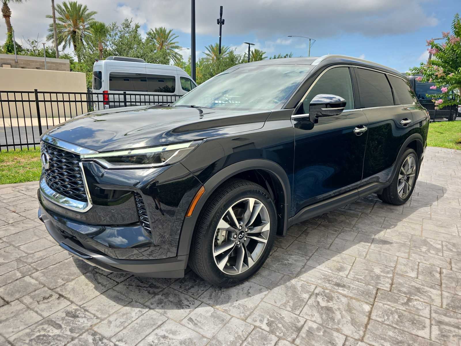 2023 INFINITI QX60 LUXE