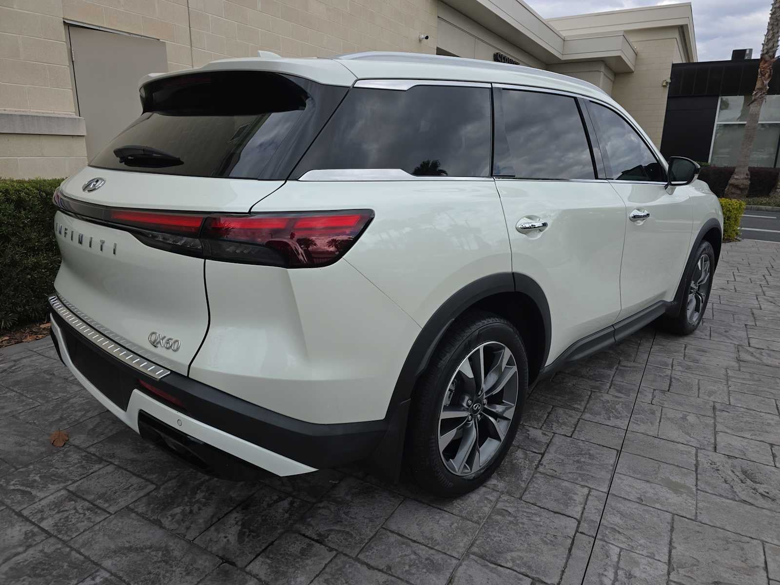 2023 INFINITI QX60 LUXE