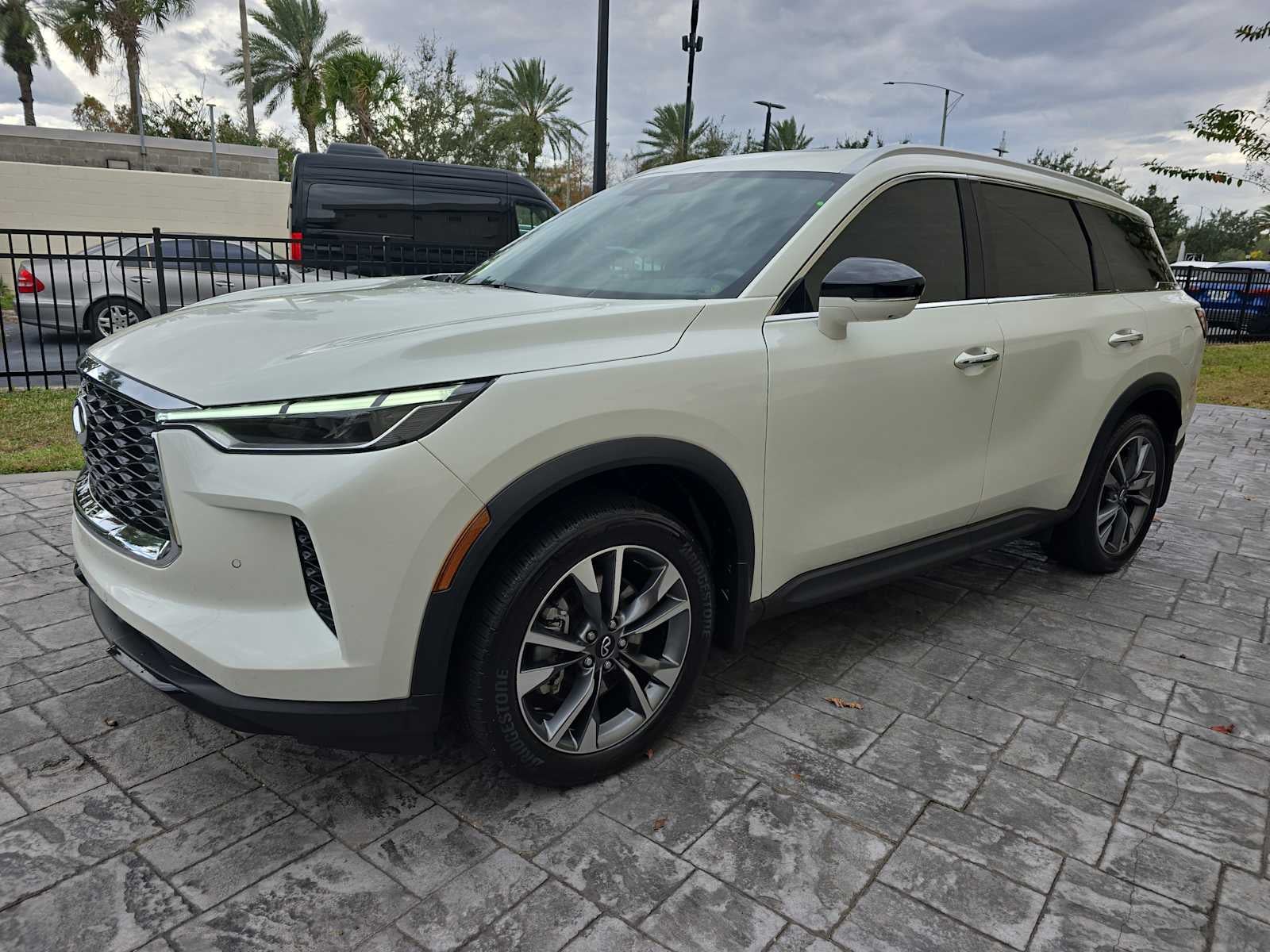 2023 INFINITI QX60 LUXE