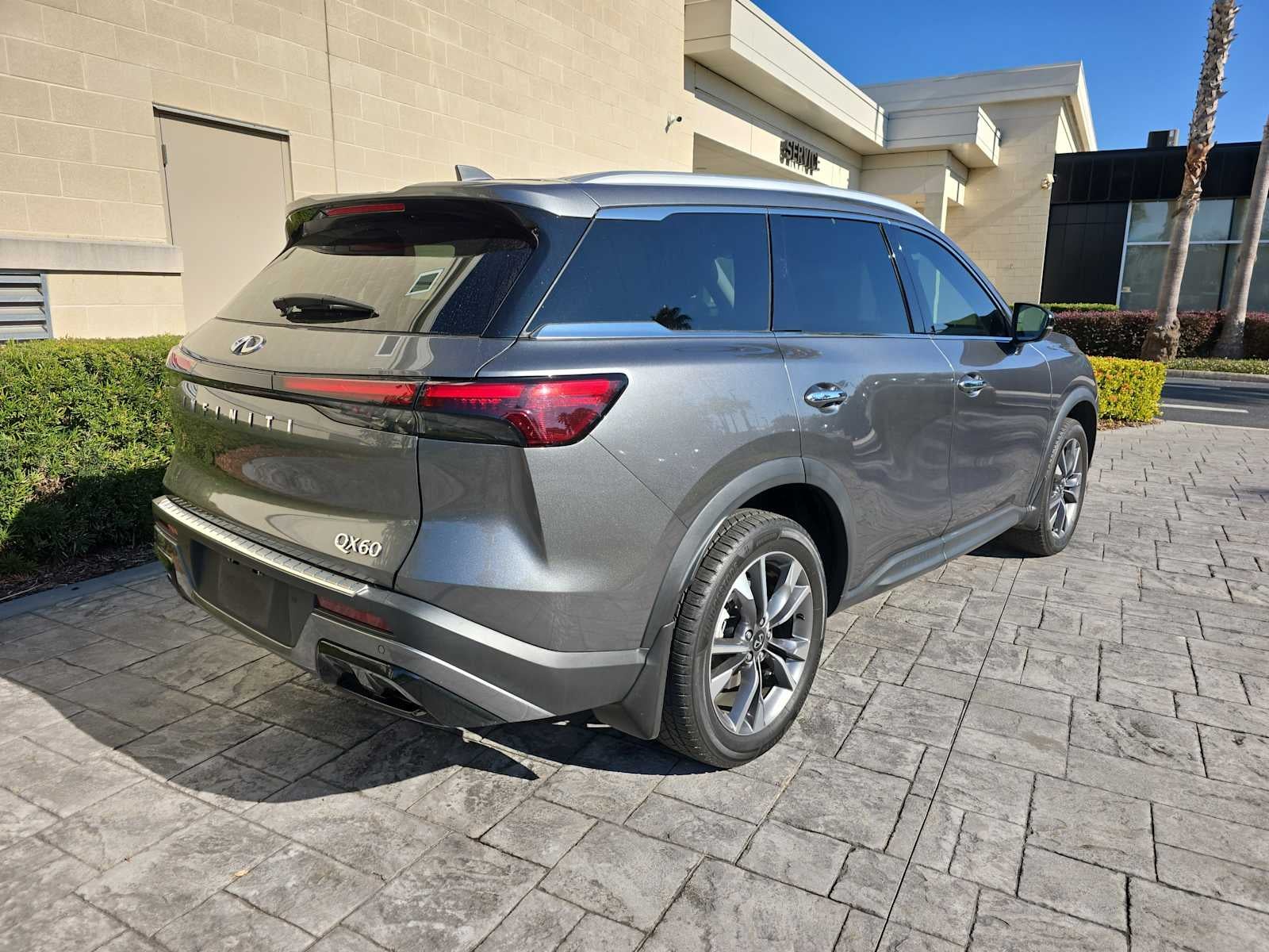 2023 INFINITI QX60 LUXE