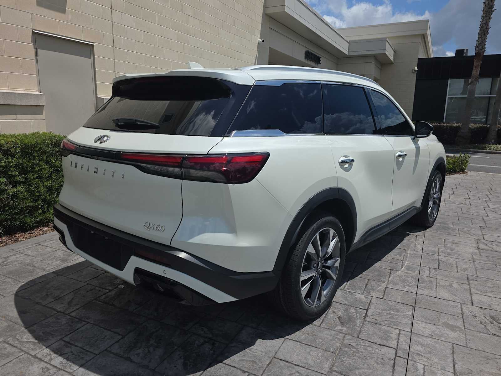 2023 INFINITI QX60 LUXE