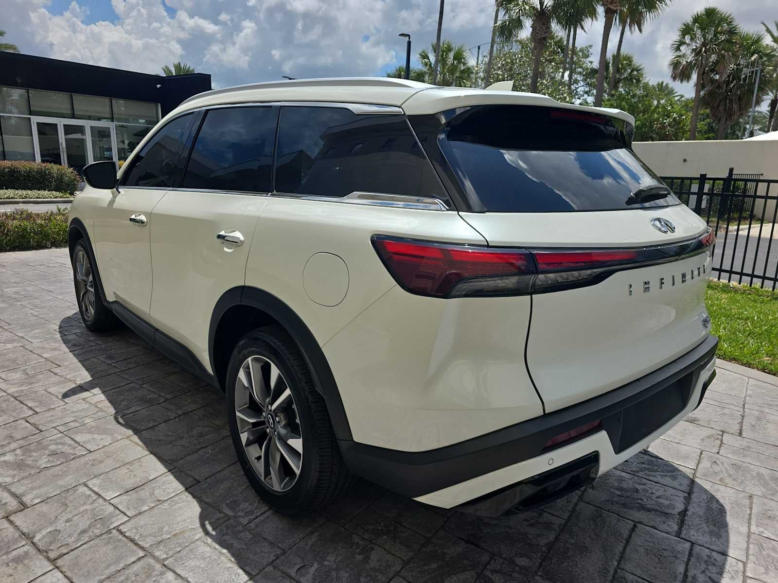 2023 INFINITI QX60 LUXE