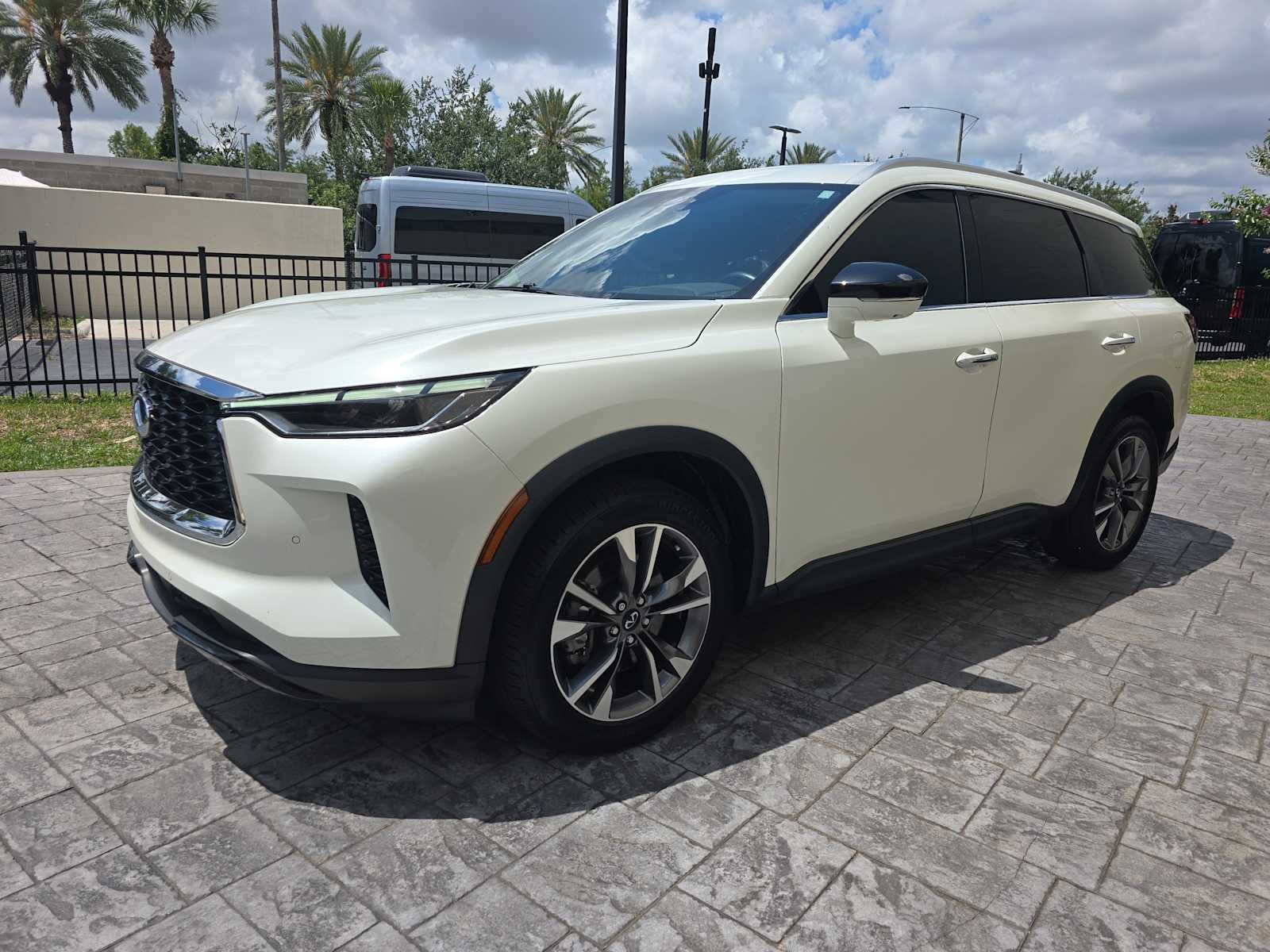 2023 INFINITI QX60 LUXE