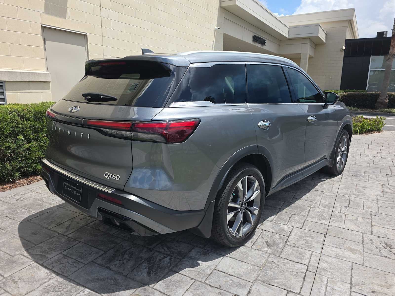 2023 INFINITI QX60 LUXE