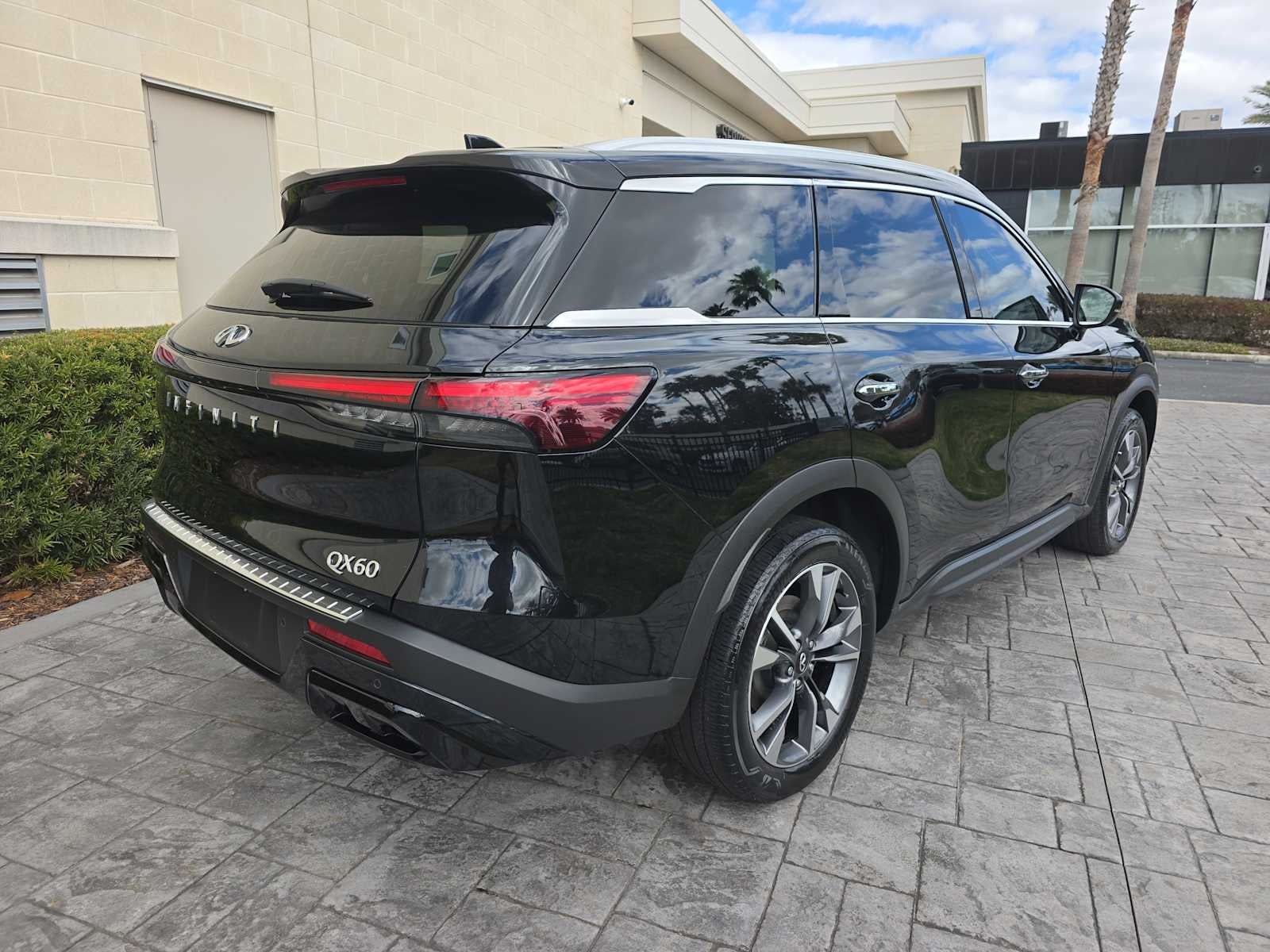 2023 INFINITI QX60 LUXE