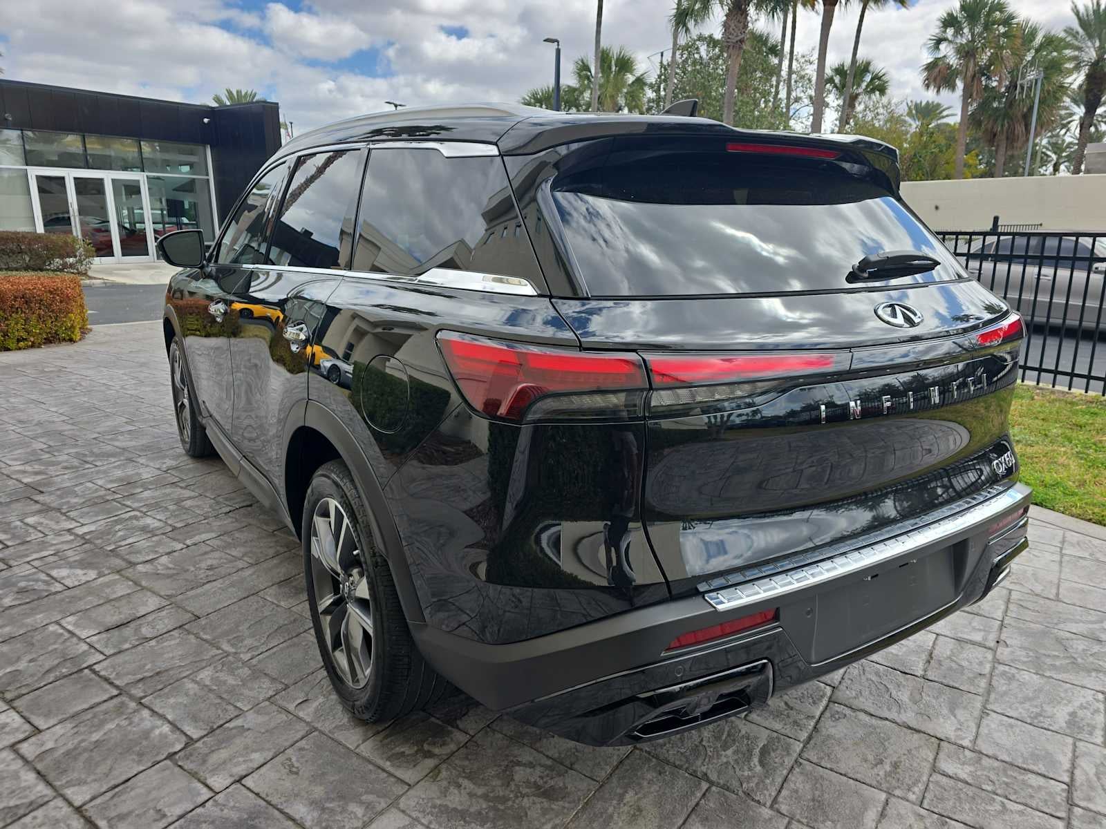 2023 INFINITI QX60 LUXE