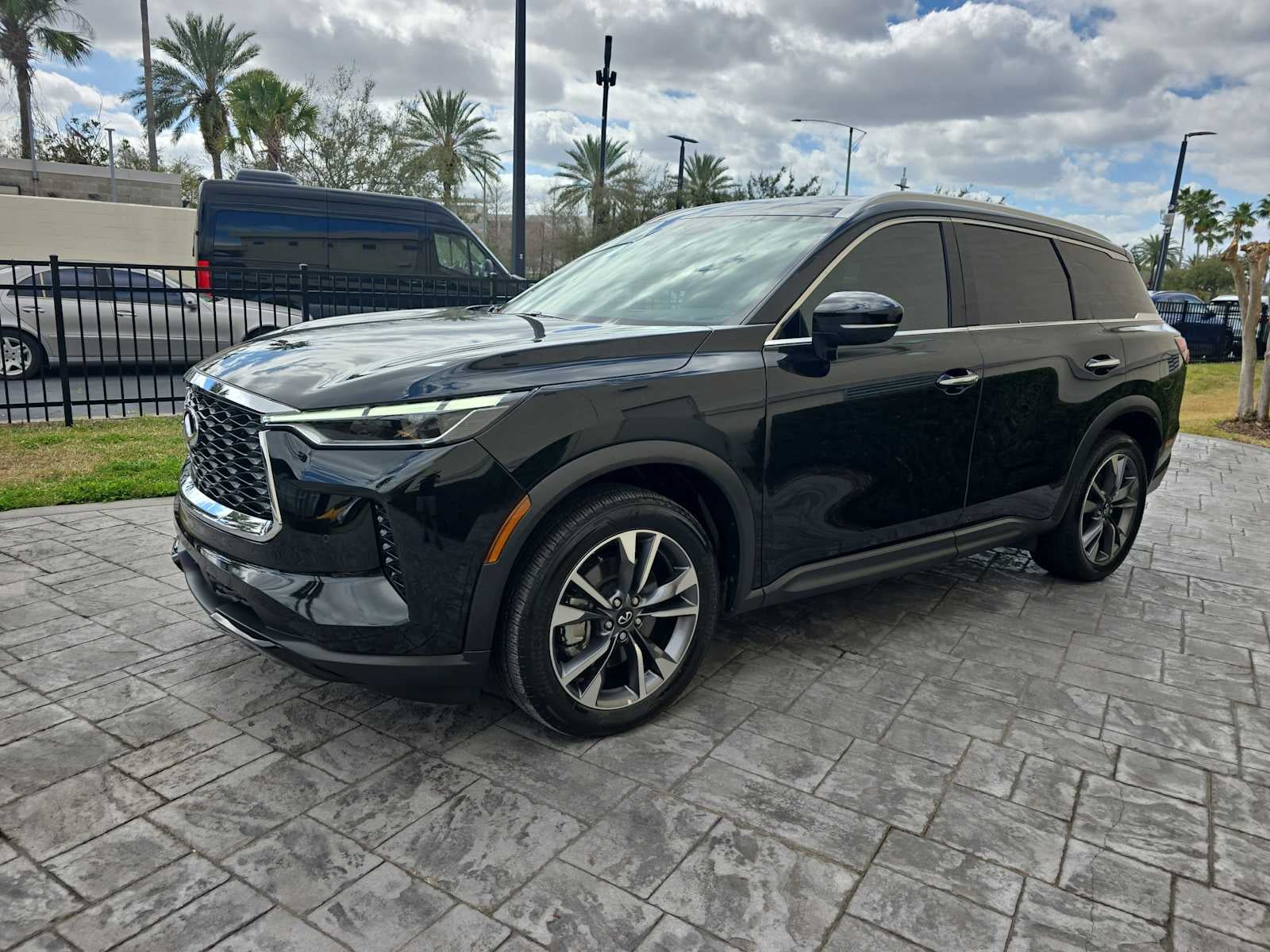 2023 INFINITI QX60 LUXE