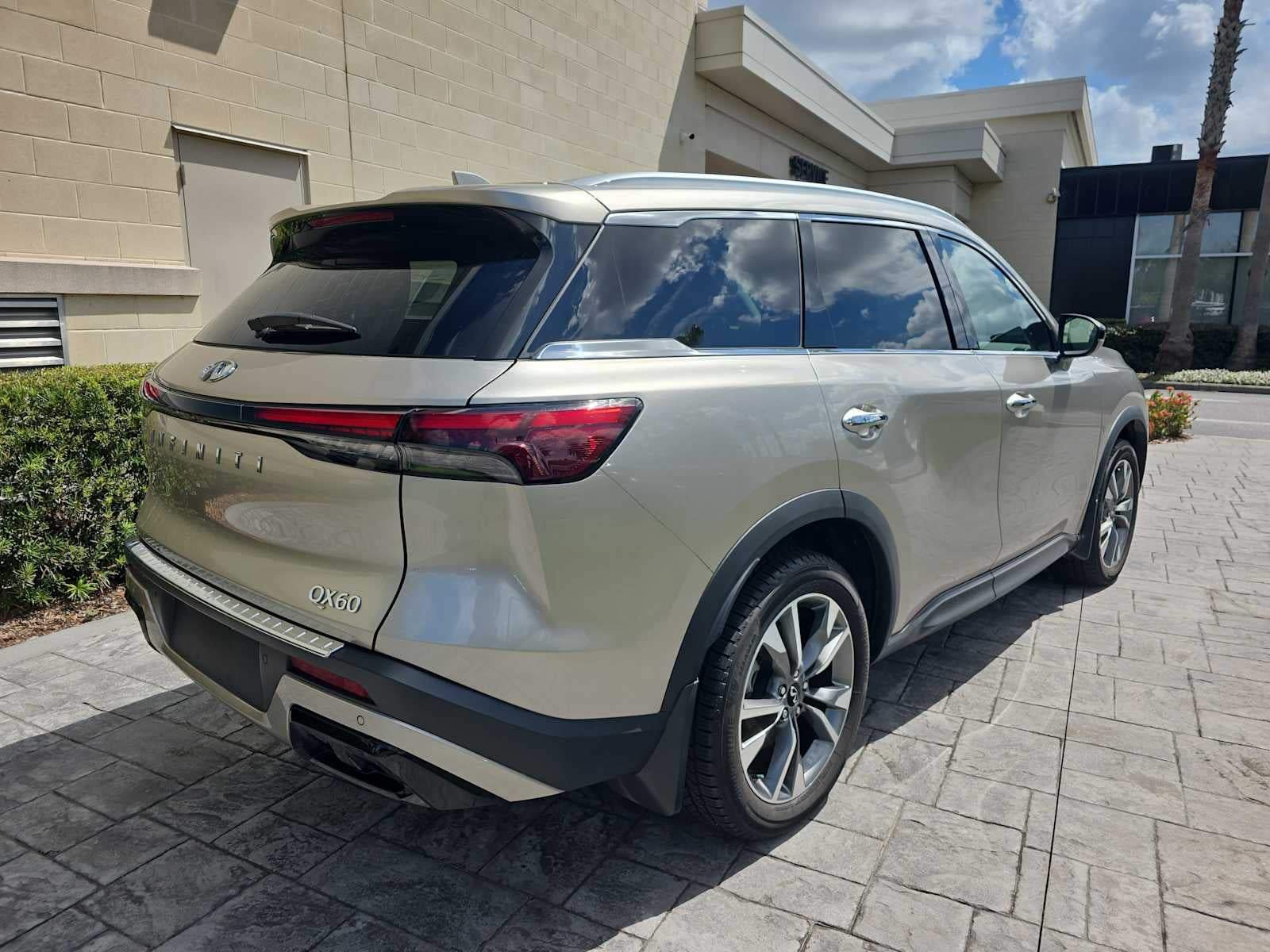 2023 INFINITI QX60 LUXE