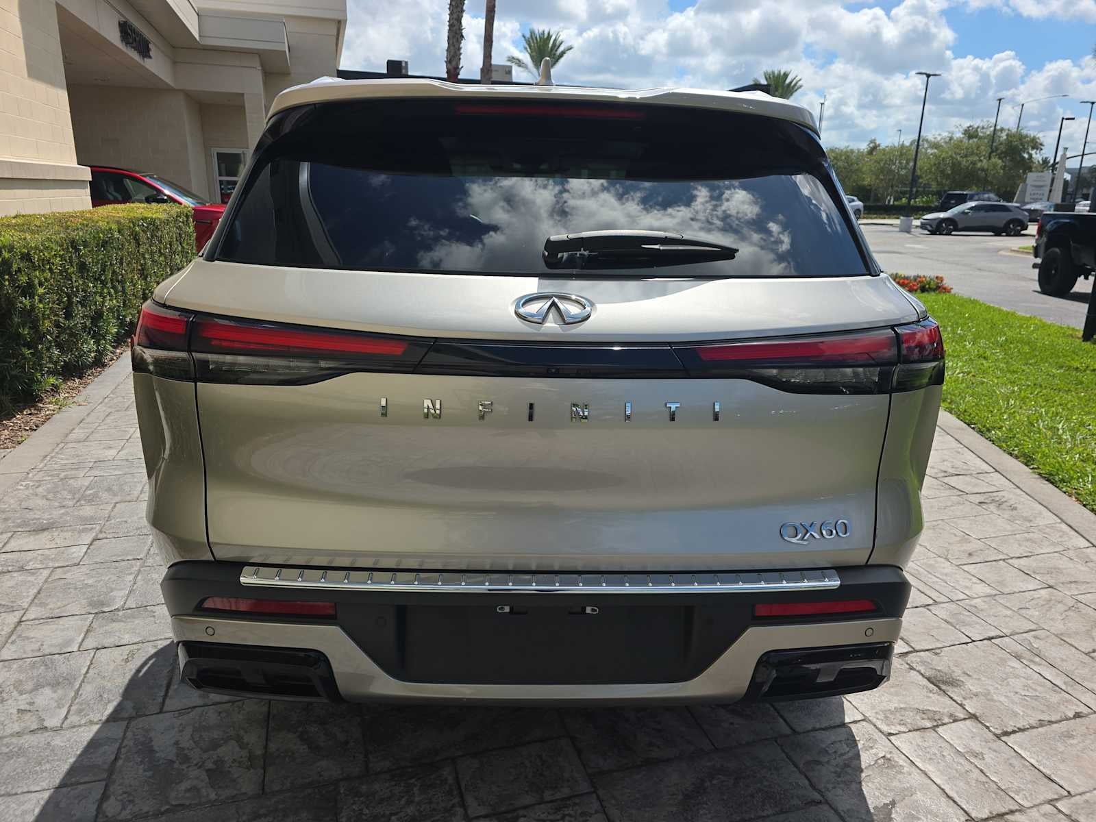 2023 INFINITI QX60 LUXE