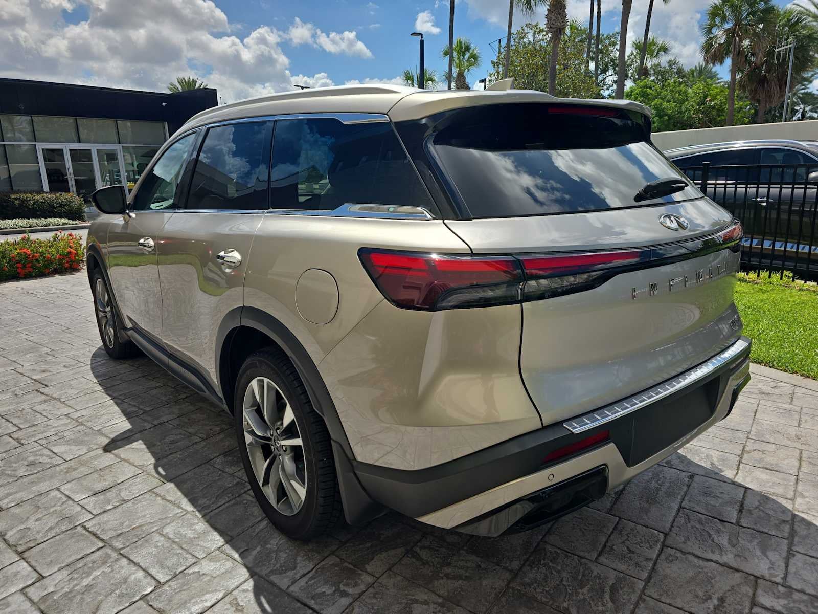 2023 INFINITI QX60 LUXE