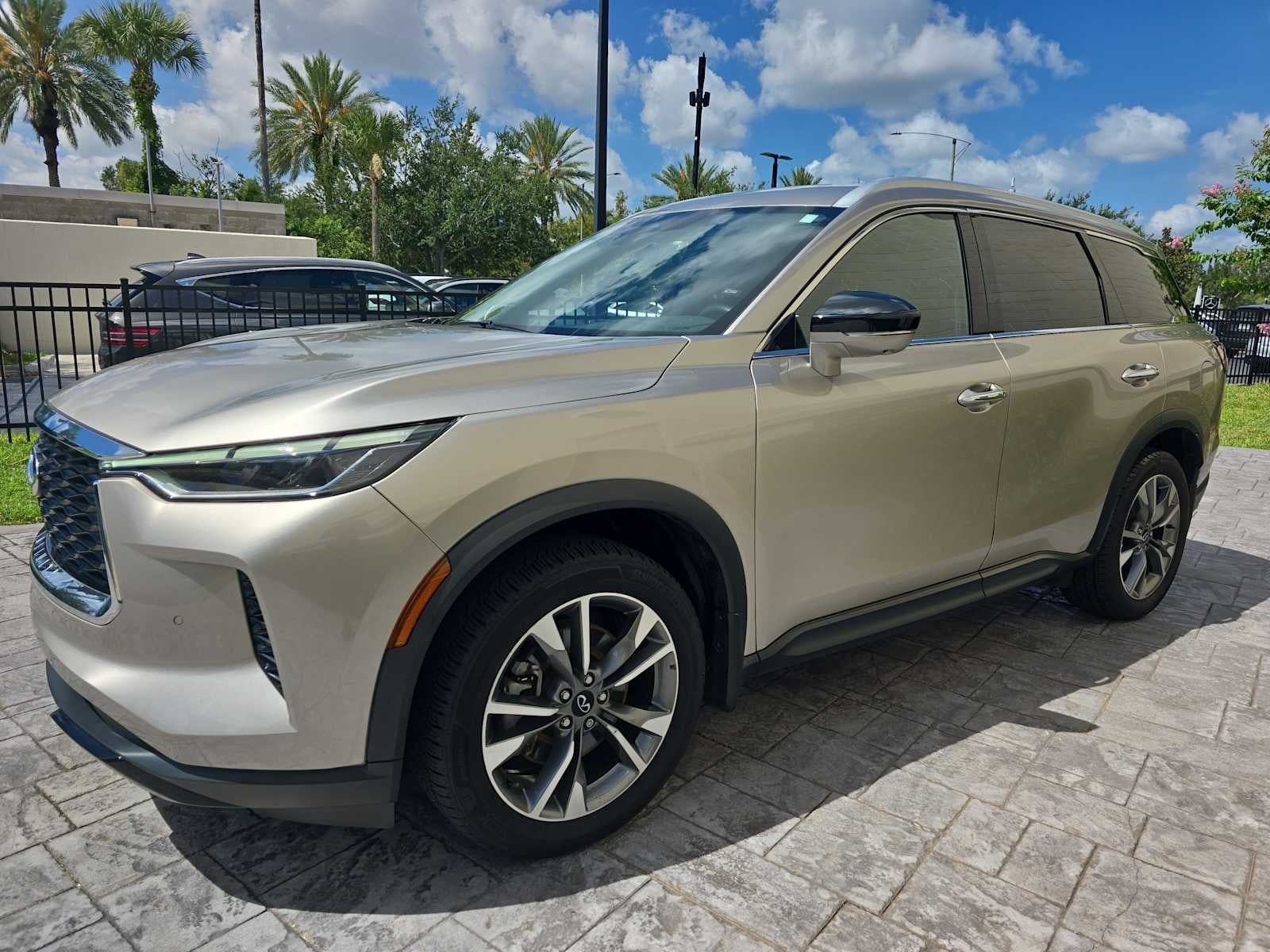 2023 INFINITI QX60 LUXE