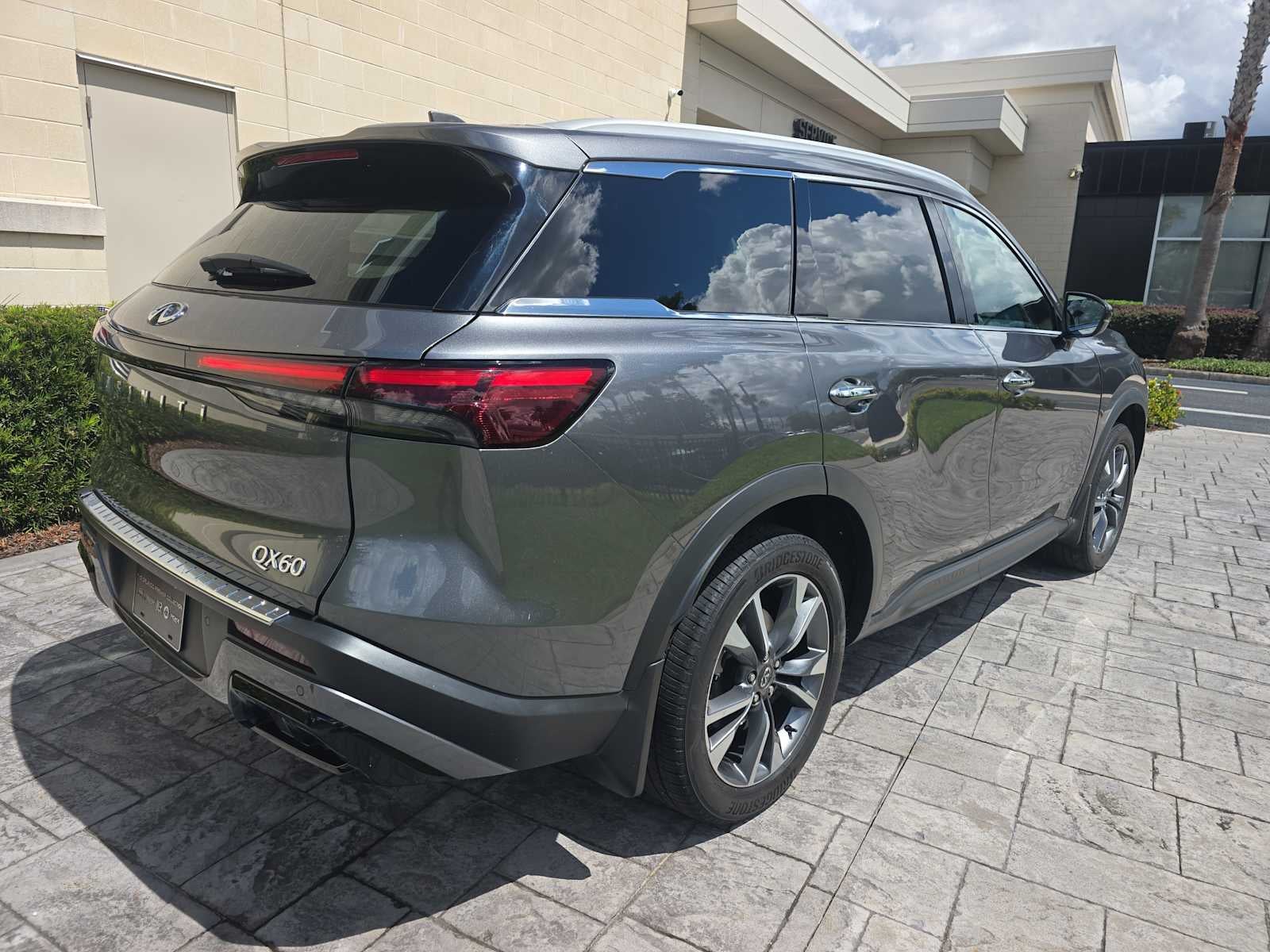 2023 INFINITI QX60 LUXE