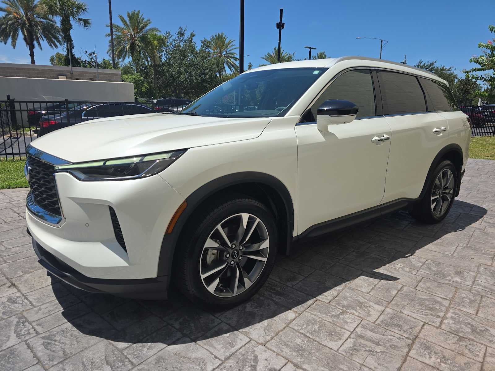 2023 INFINITI QX60 LUXE